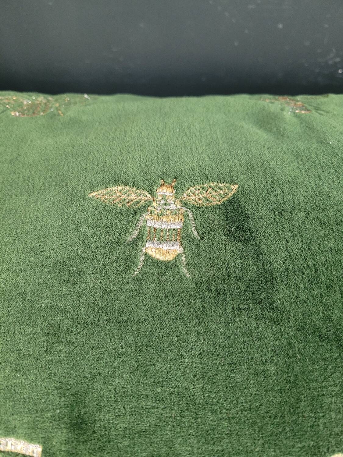 Coussin en velours motifs brodés abeilles
