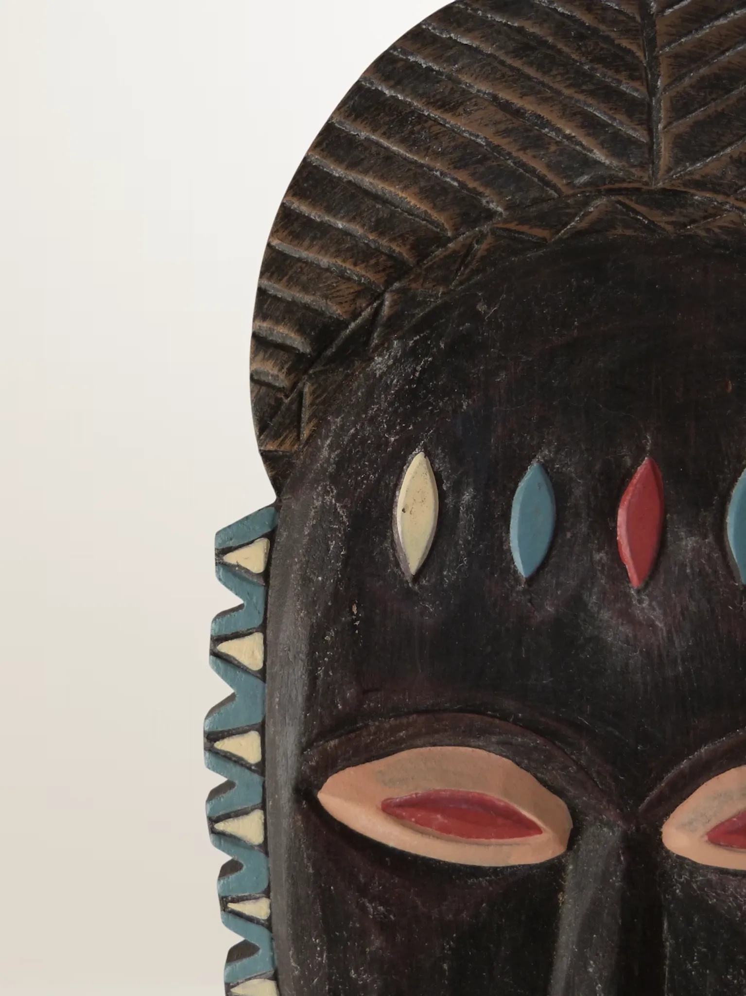 Masque mural en bois sculpté et peint