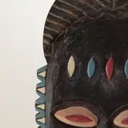 Masque mural en bois sculpté et peint