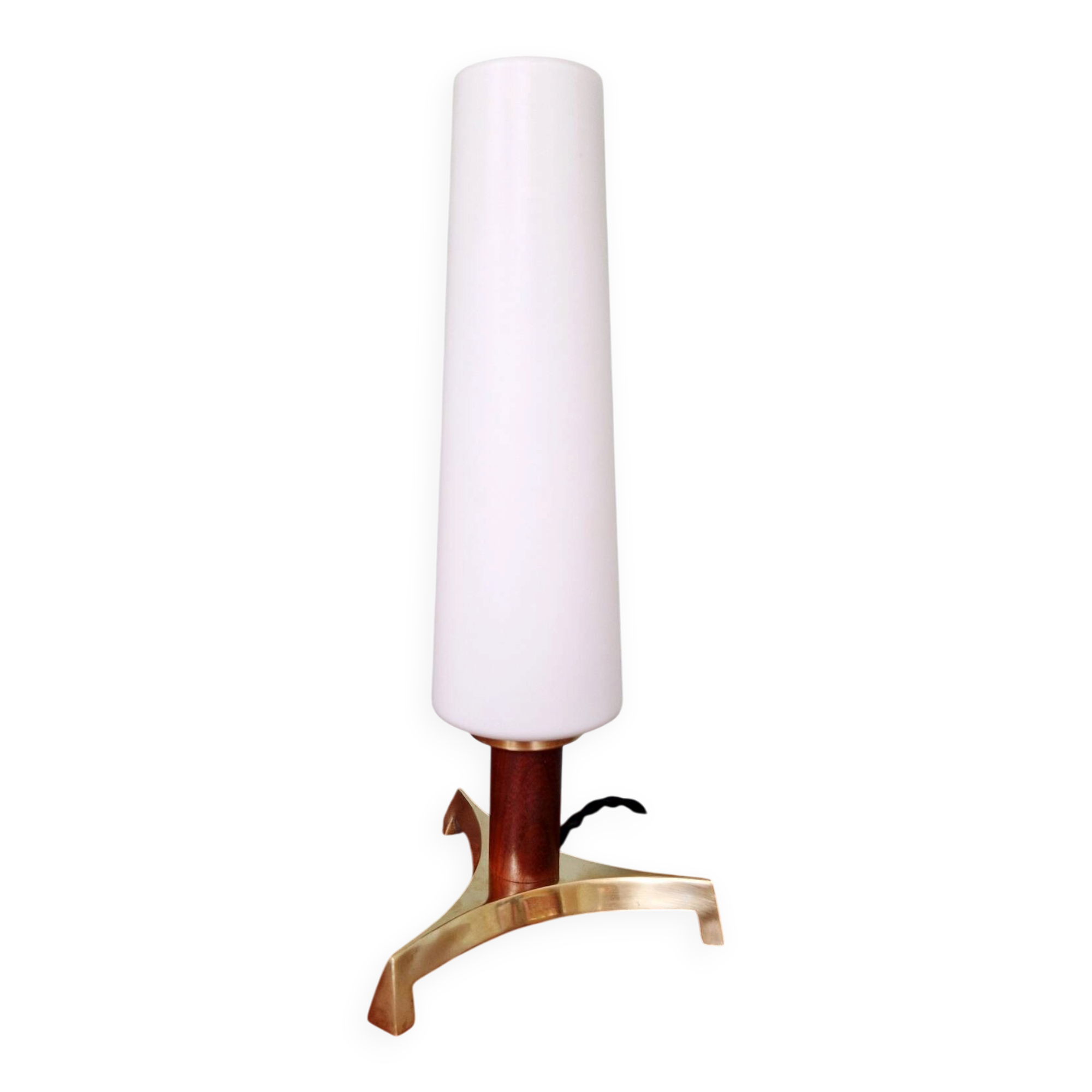Lampe de table tripode en laiton et teck avec une bobèche tubulaire en opaline blanche satinée, design scandinave, années 1960.