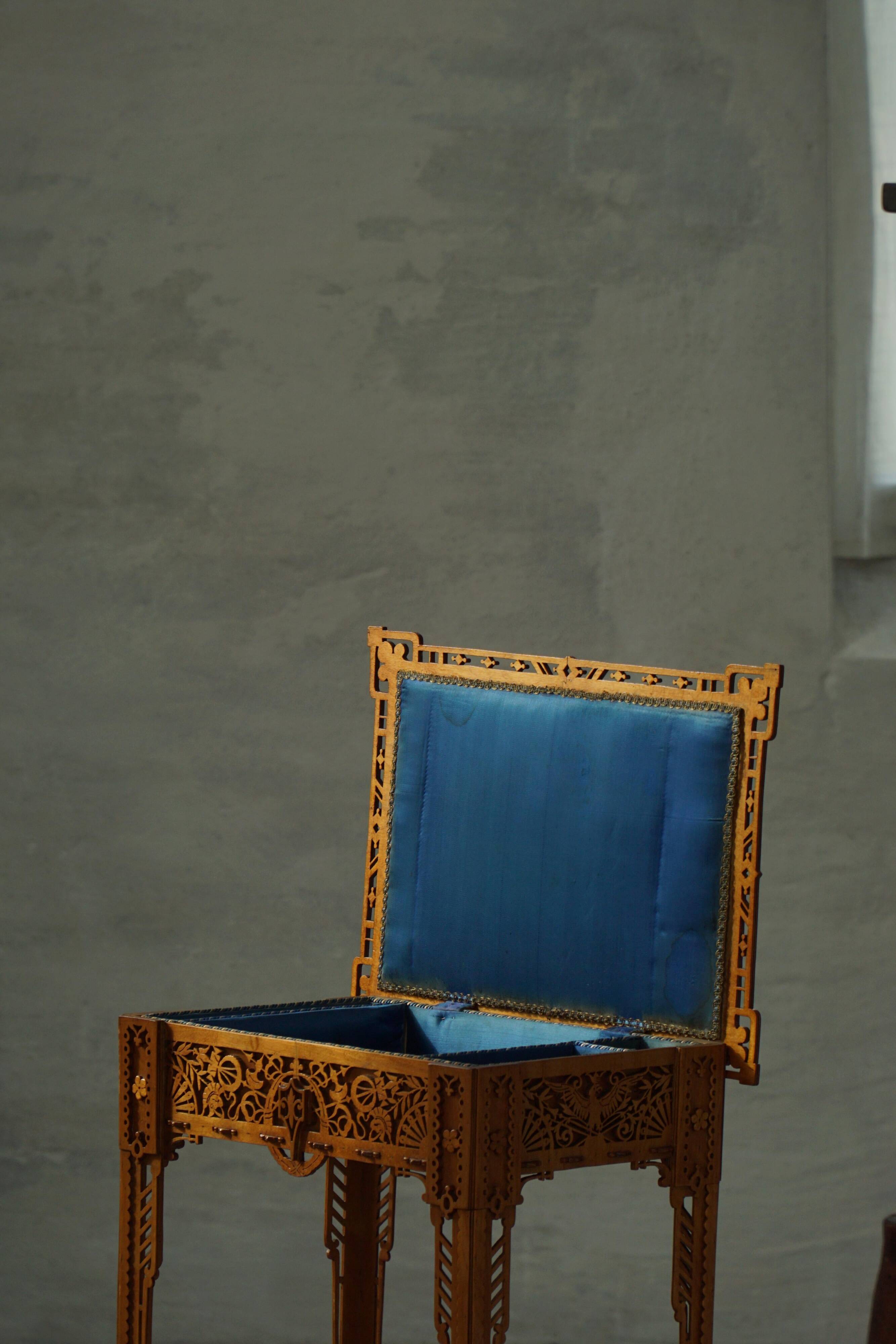 Console / Carved Side Table in Chippendale Style from the 20th Century with Storage