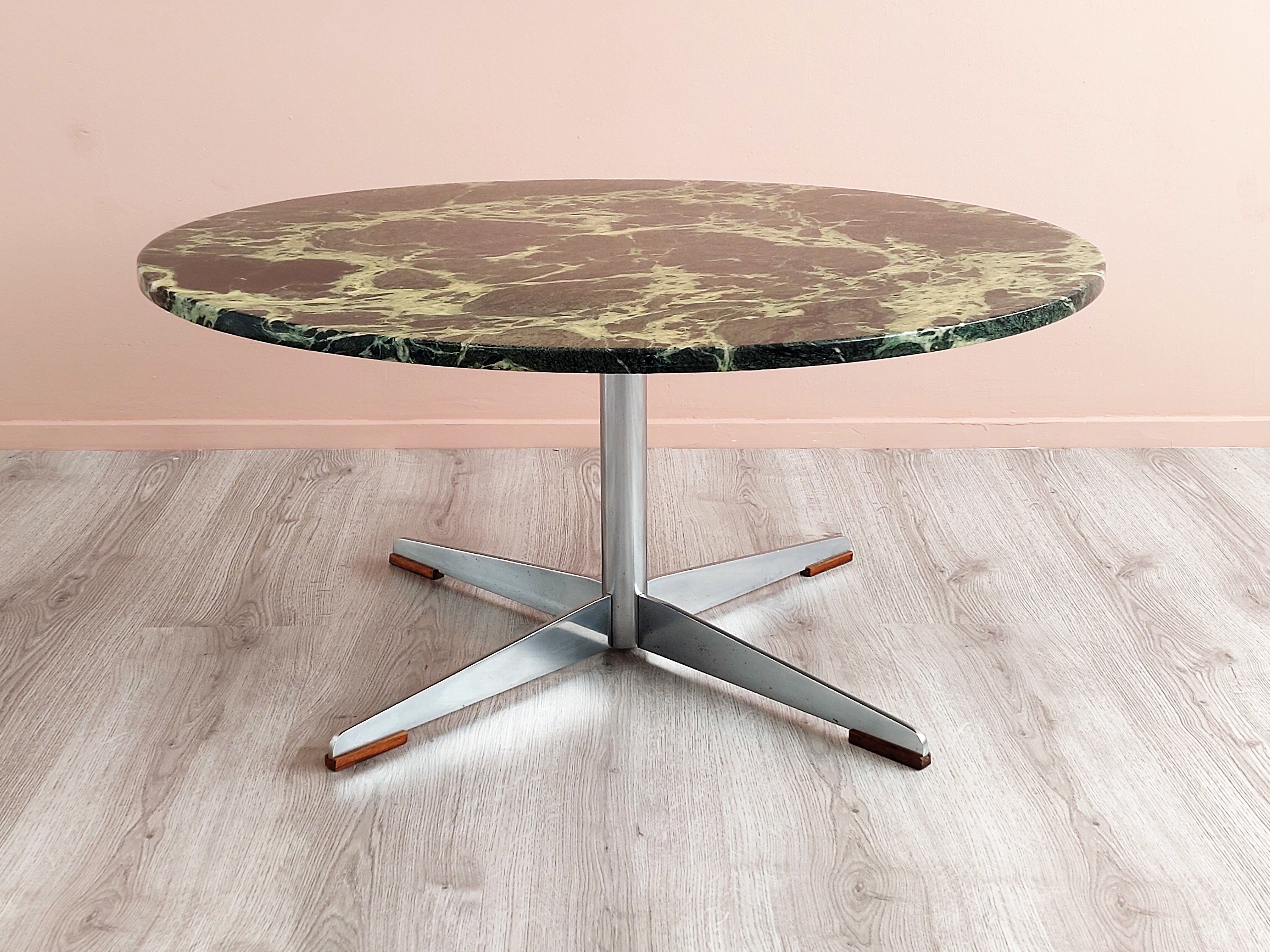 Table basse en marbre vert, années 1960.