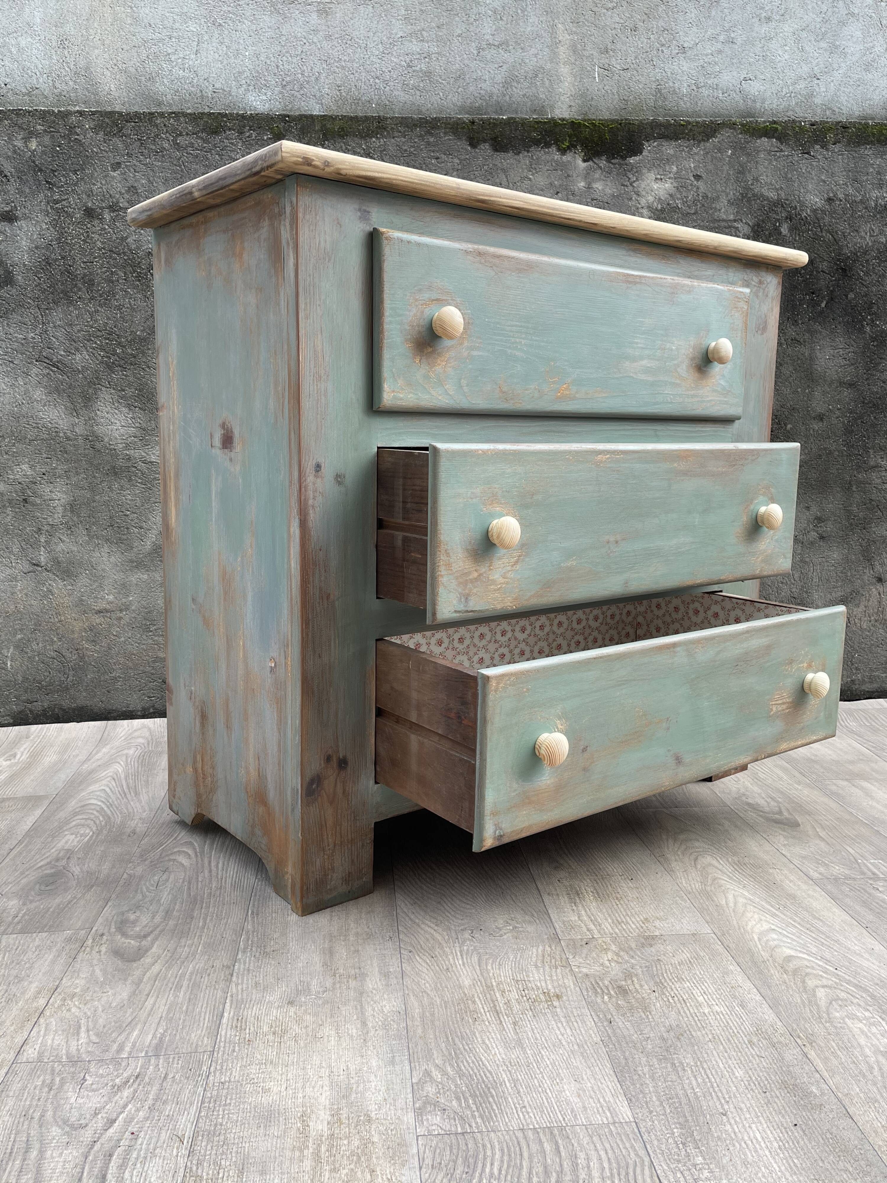 Commode en bois patinée