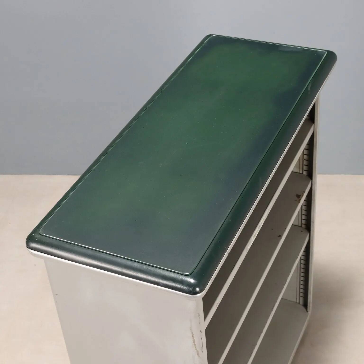 Petite bibliothèque vintage en métal, simili cuir et verre, design années 1960