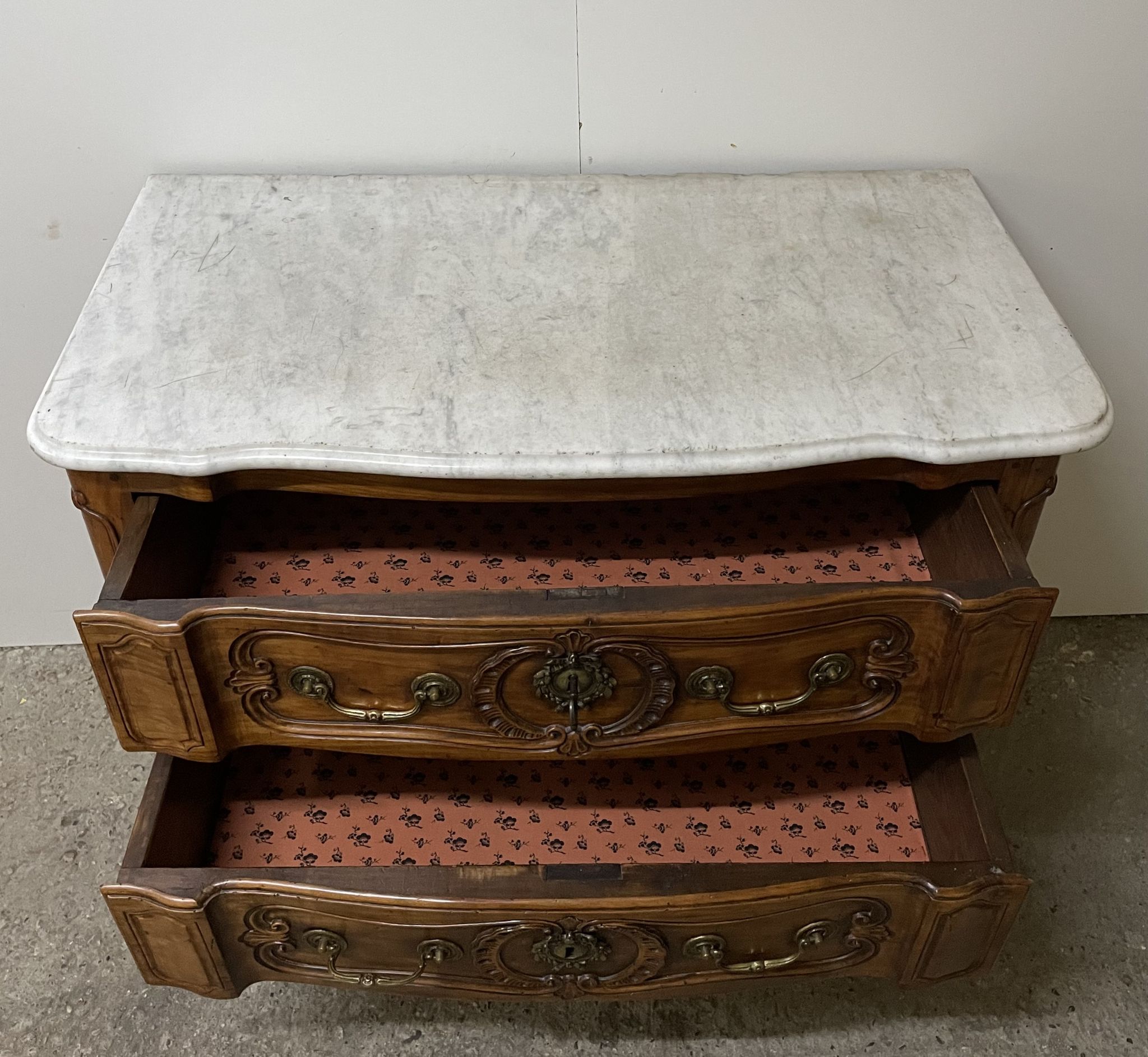 Commode sauteuse en merisier de la fin du  XVIII ème