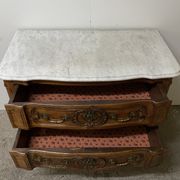 Commode sauteuse en merisier de la fin du  XVIII ème