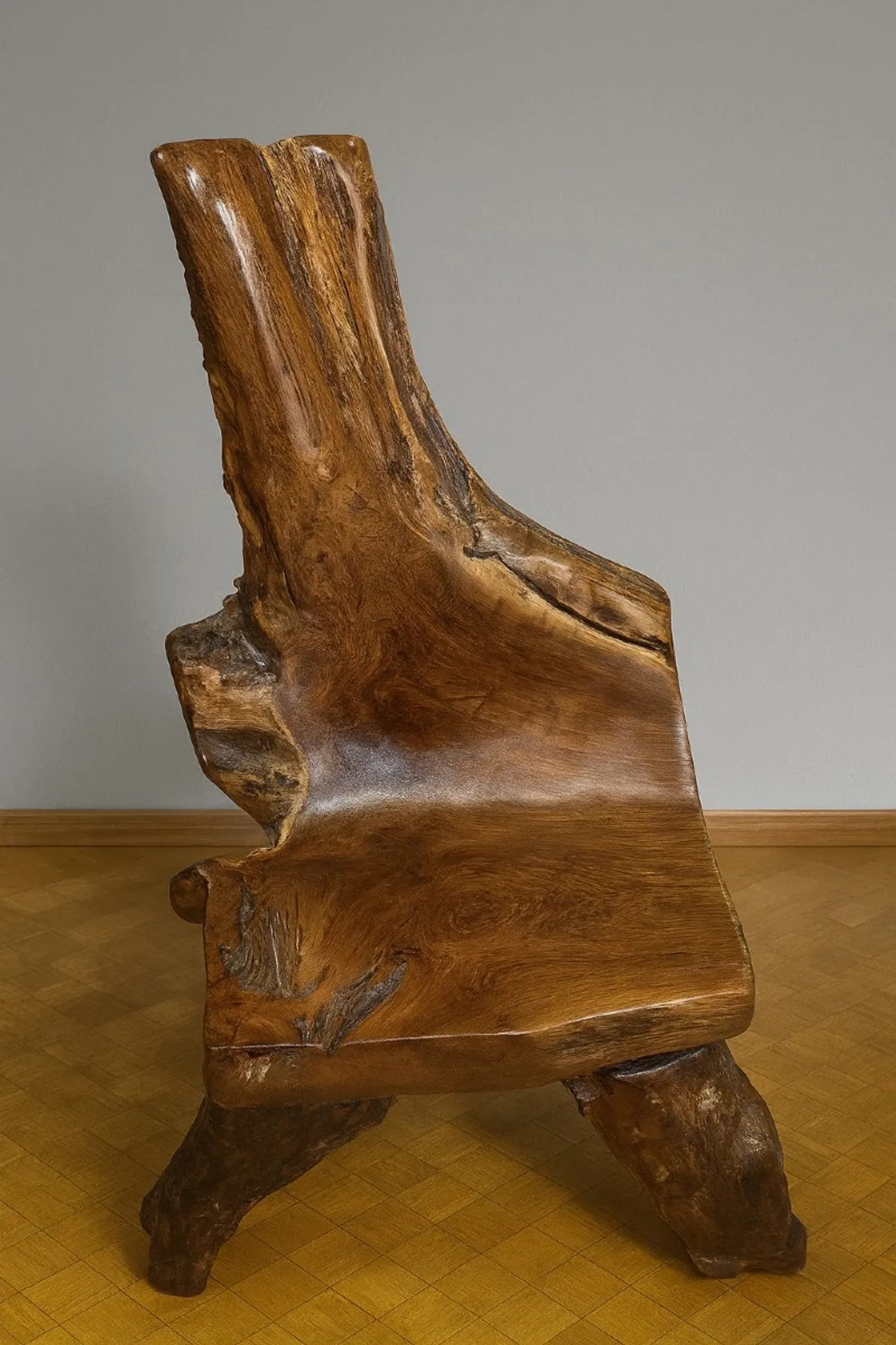 Sculptural armchair in solid wood – Unique piece, organic design