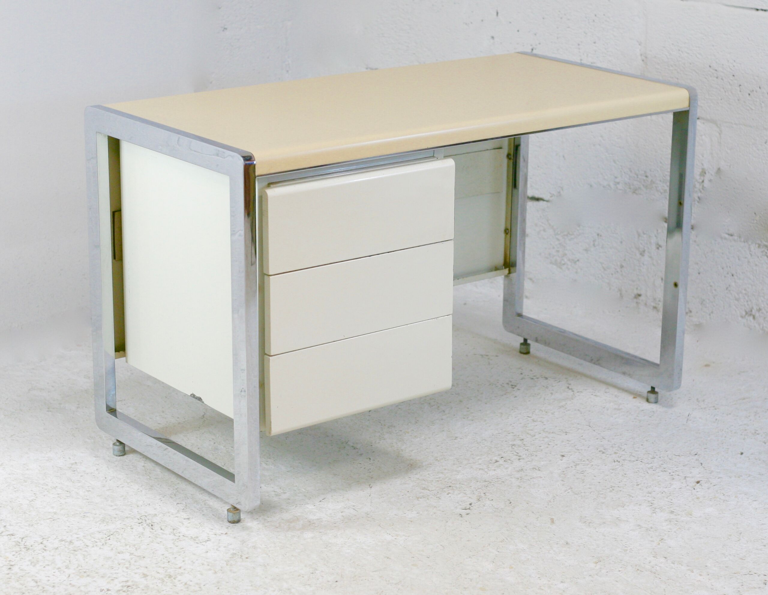 Bureau "space age". Acier laqué, acier chromé. France, circa 1970