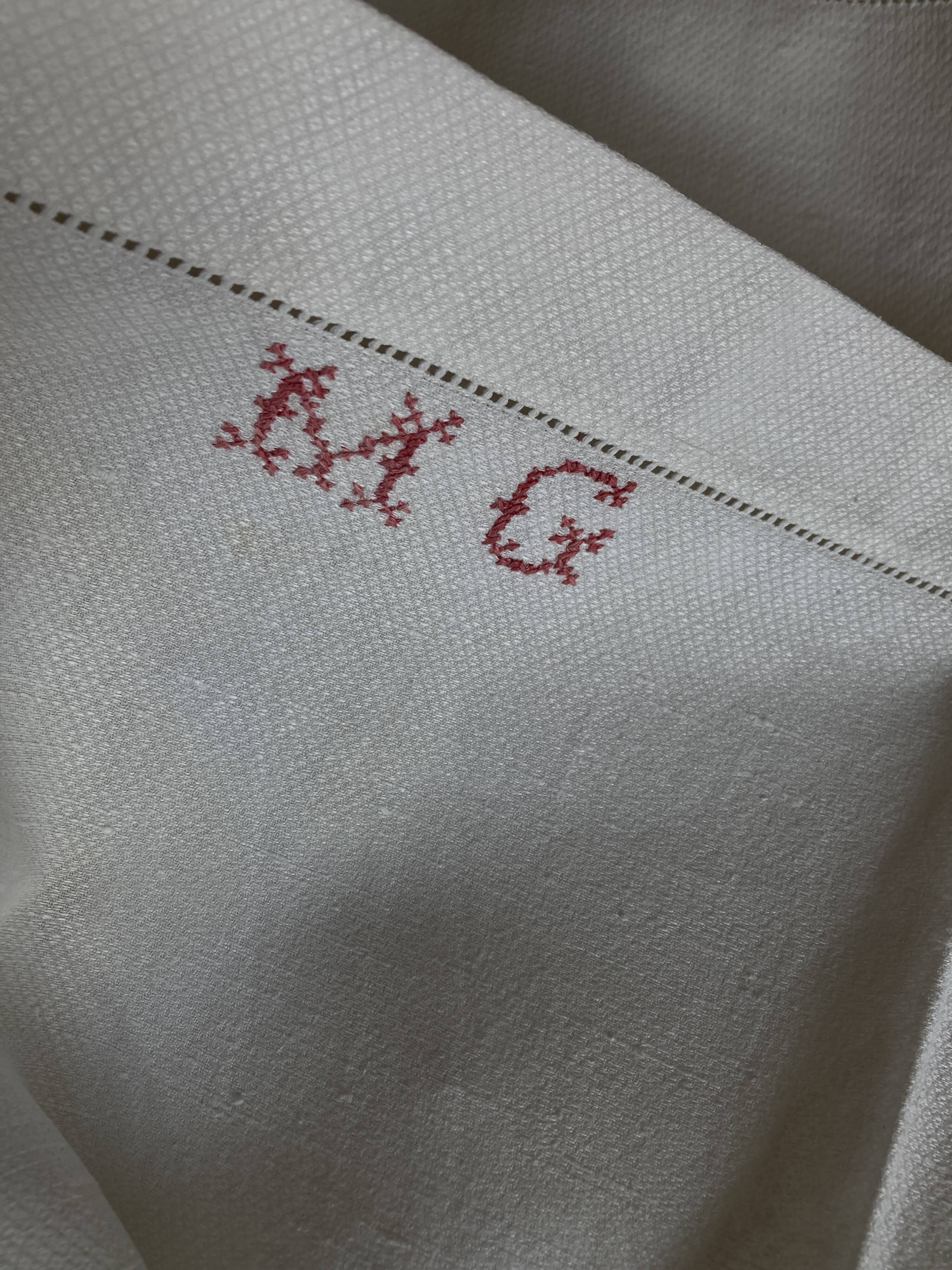 Set de 6 serviettes en lin caviar 1930 brodées MG rouge 65 x 85