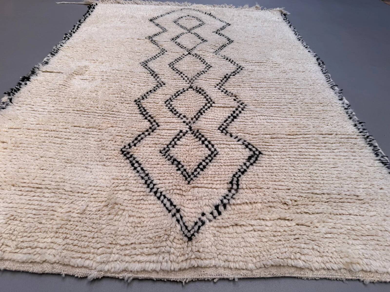 Tapis berbère marocain vintage Beni Ourain, Atlas, motif tribal, 200 x 142 cm, déstockage