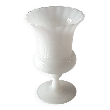 Coupe vase en opaline blanche striée