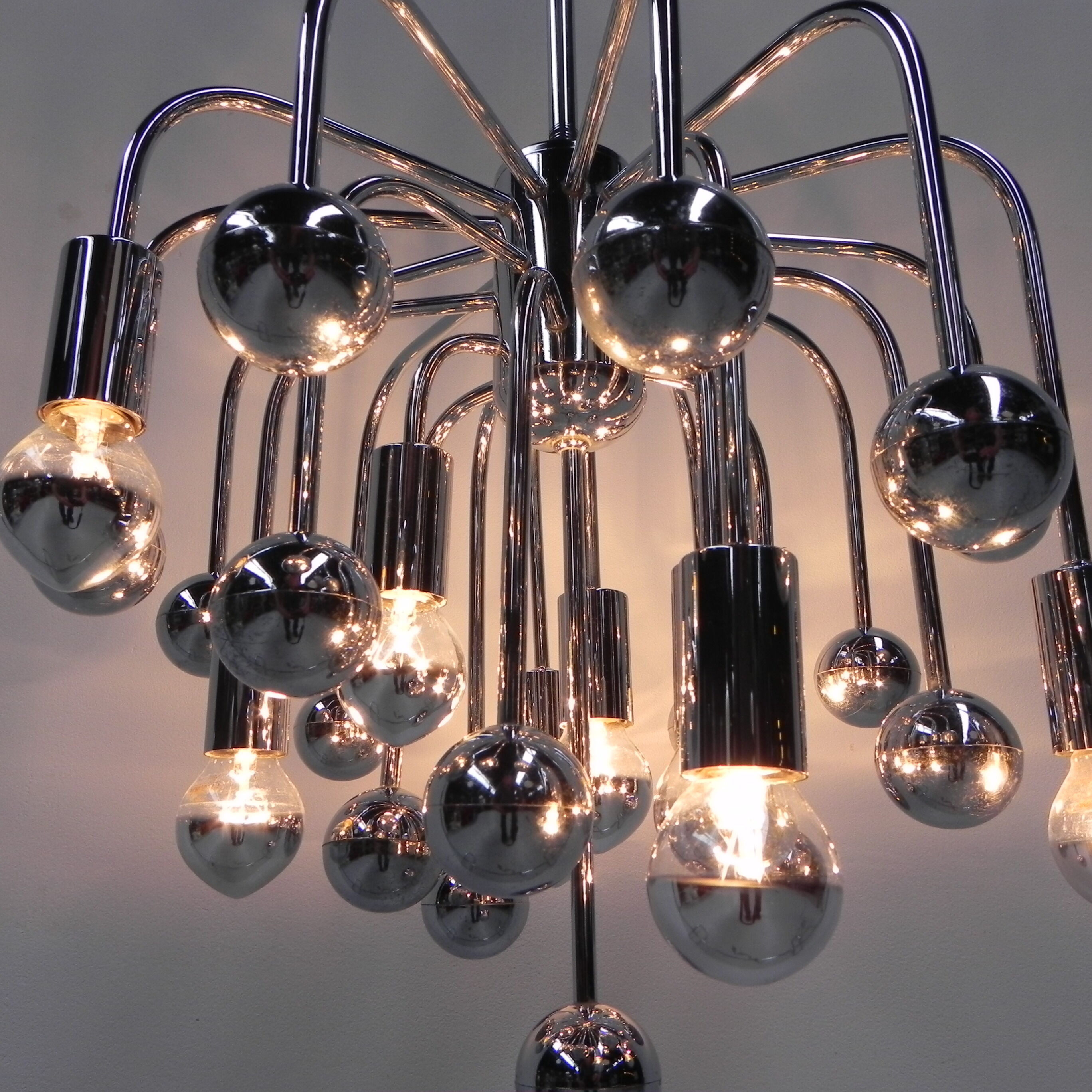 Suspension Spoutnik vintage avec 9 points lumineux et 16 globes chromés
