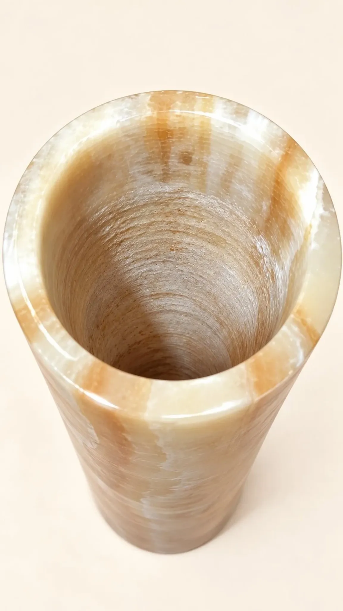Cylindrical vase in natural veined onyx – Semi-precious stone