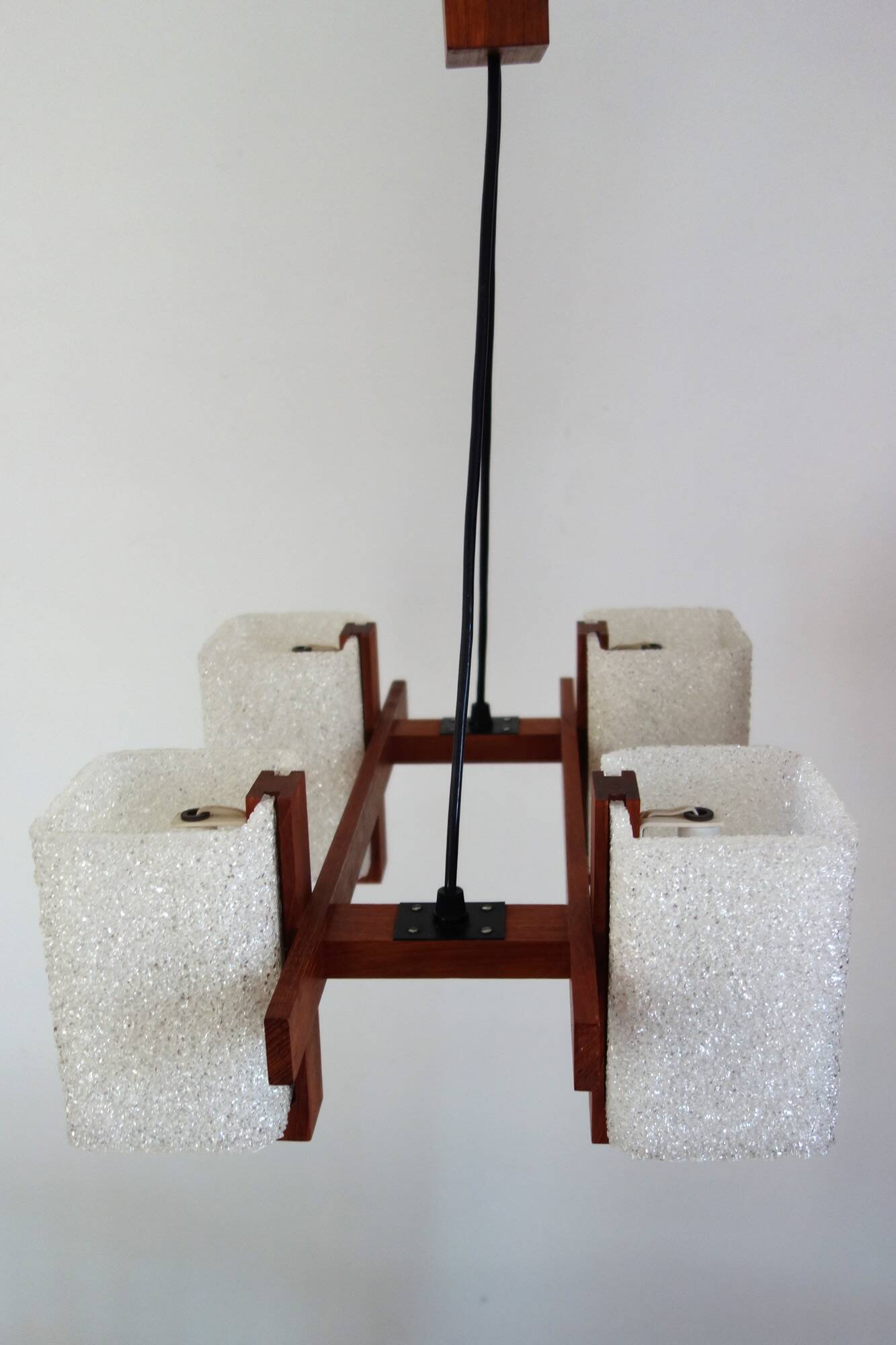 Scandinavian chandelier in perspex and teak from the 60s/70s.