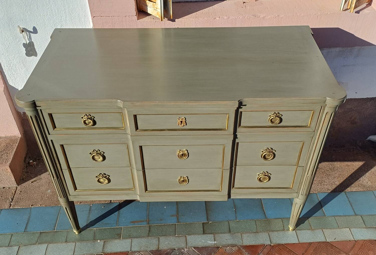 Louis XVI style patinated chest of drawers with 3 drawers.