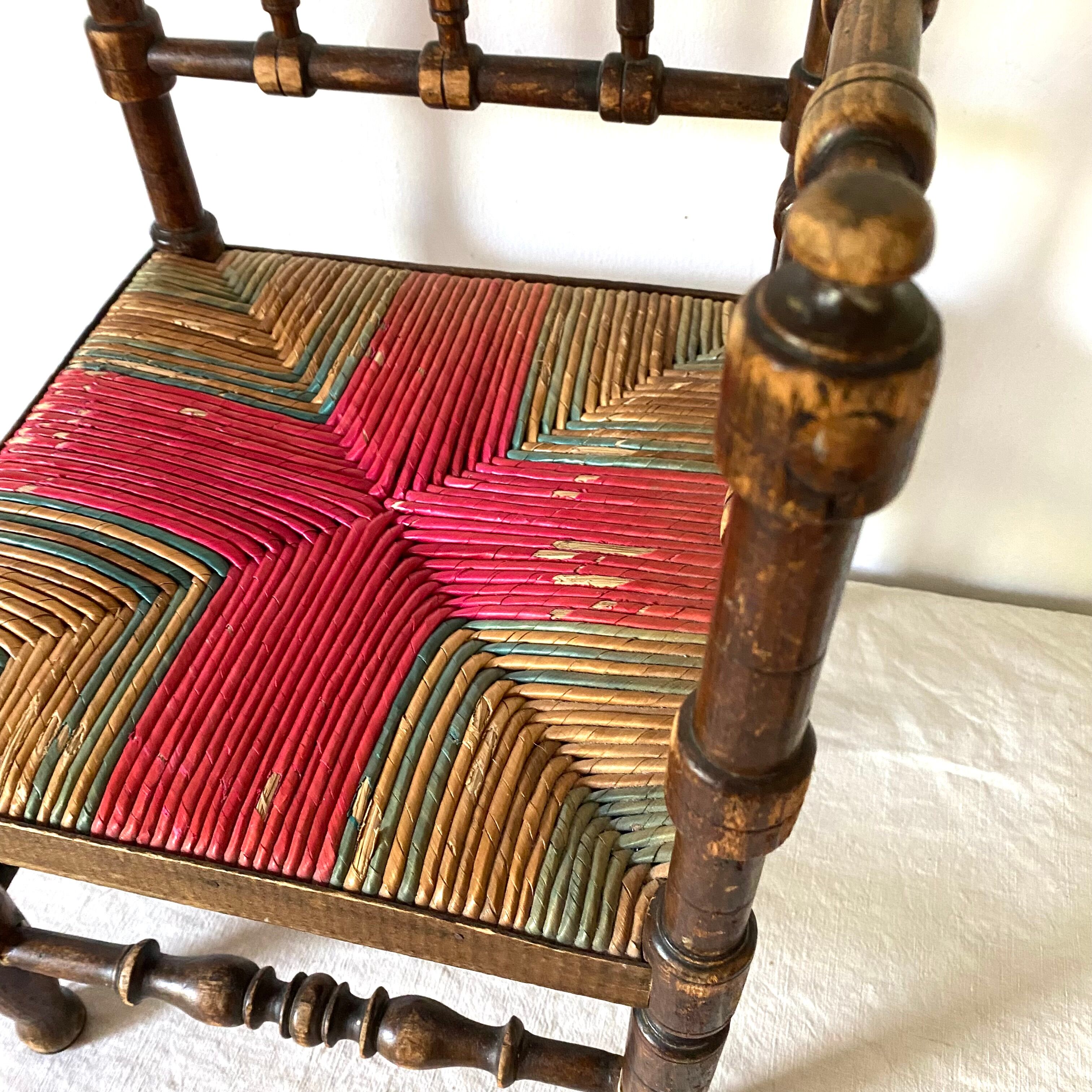 Chaise d'angle en bois tourné et paille pour enfant