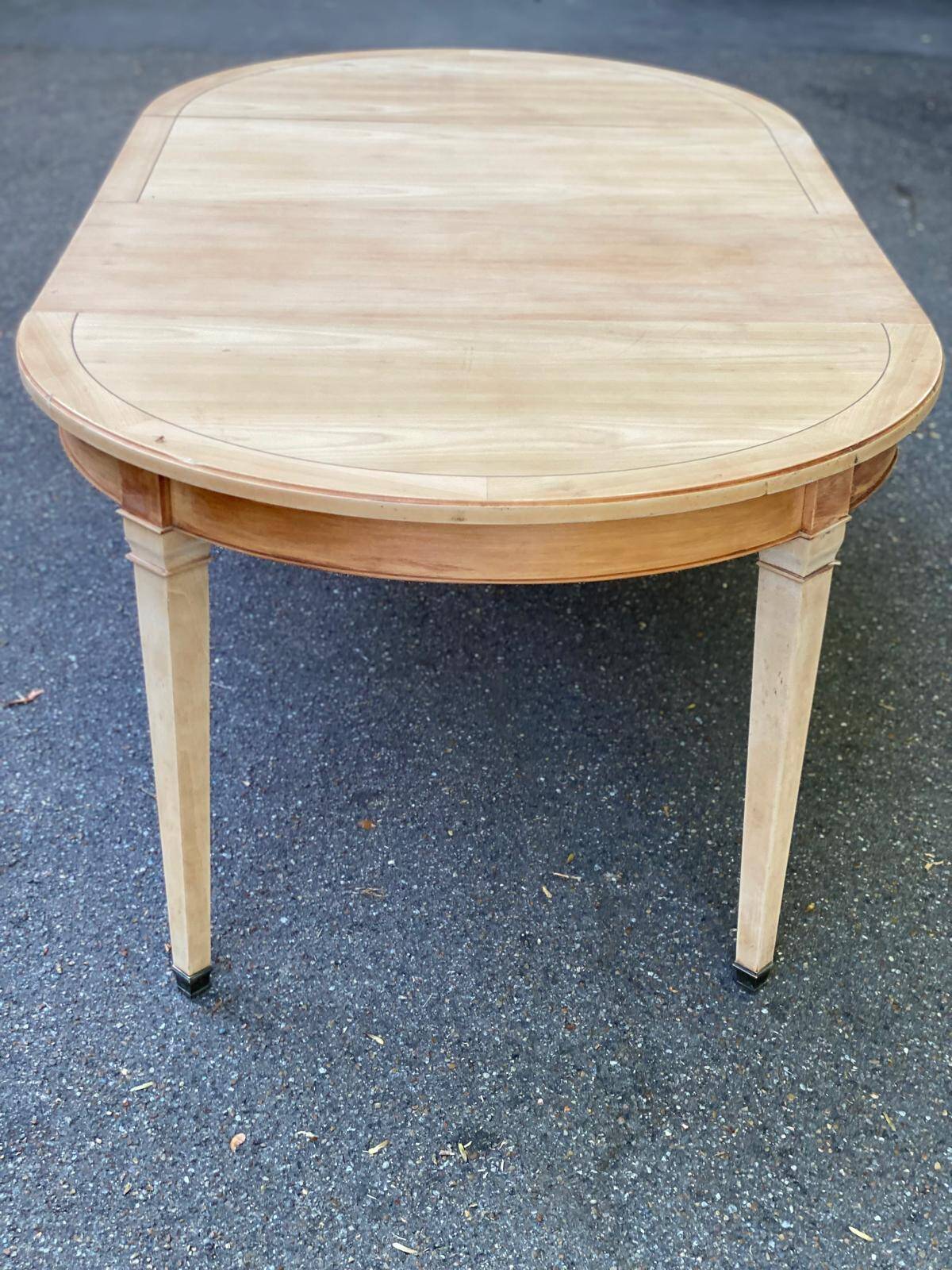 Table ronde extensible style Directoire rénovée en bois clair  avec 2 rallo