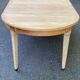Table ronde extensible style Directoire rénovée en bois clair  avec 2 rallo
