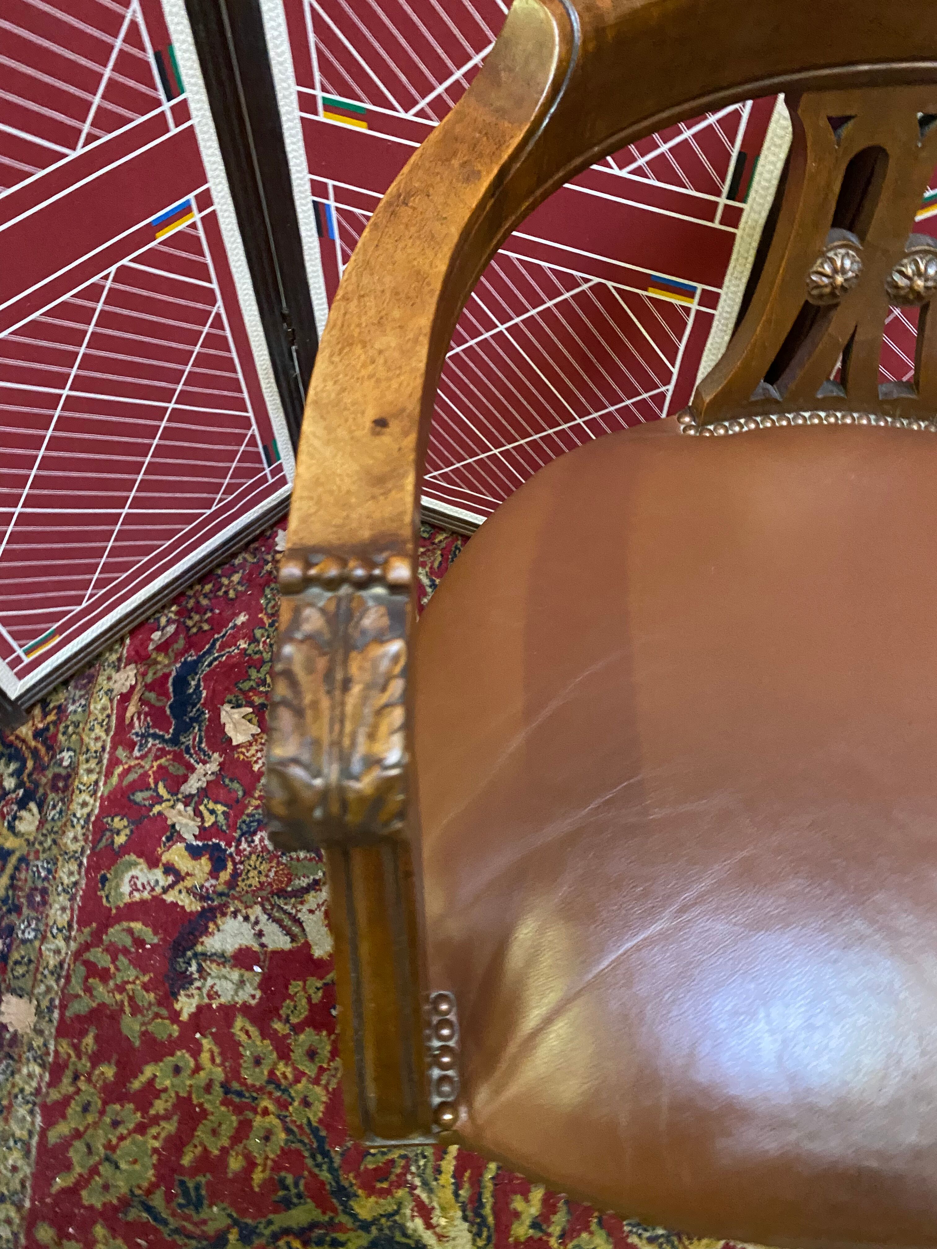 Fauteuil de bureau vintage en bois et cuir marron clouté