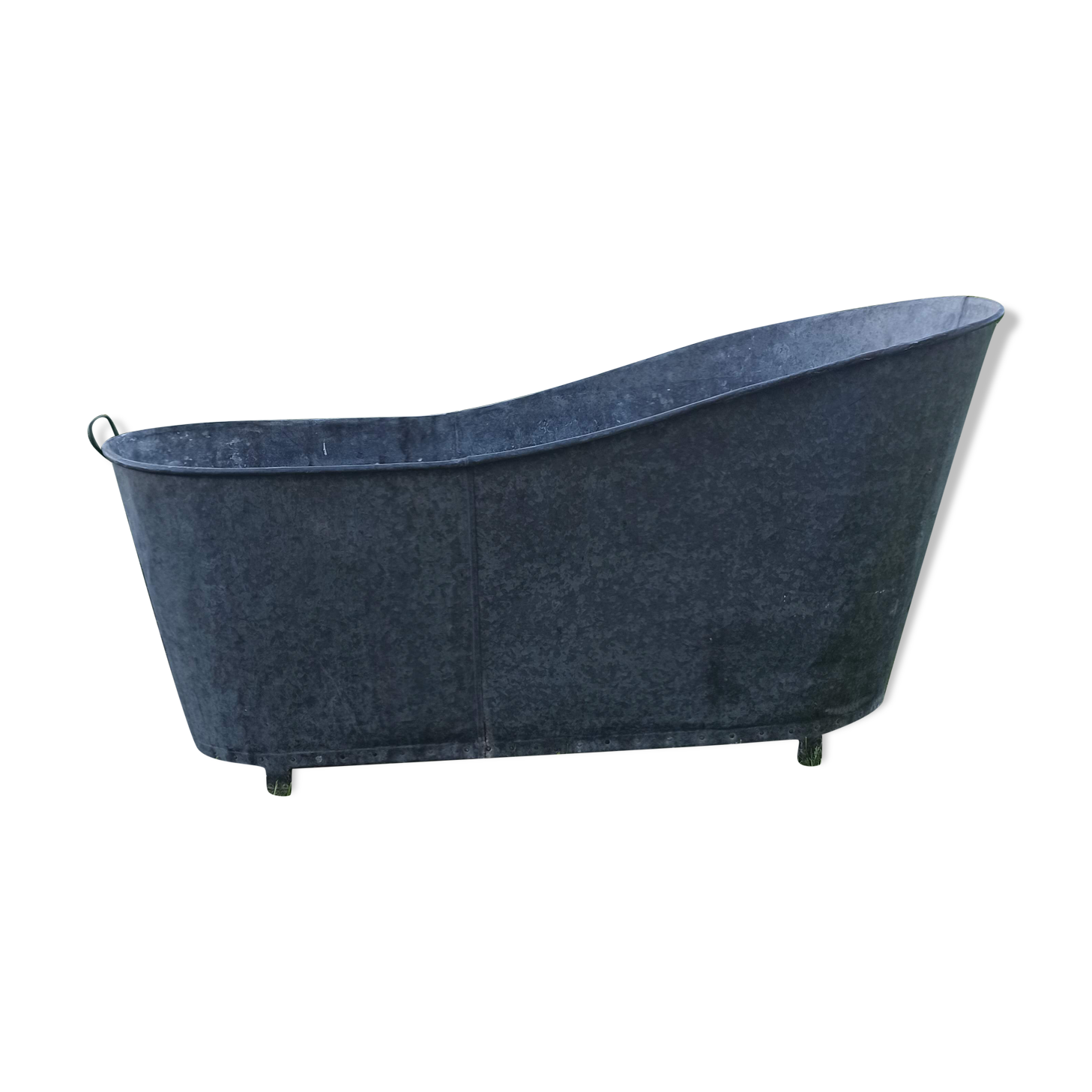 Ancienne baignoire en zinc pour le jardin.