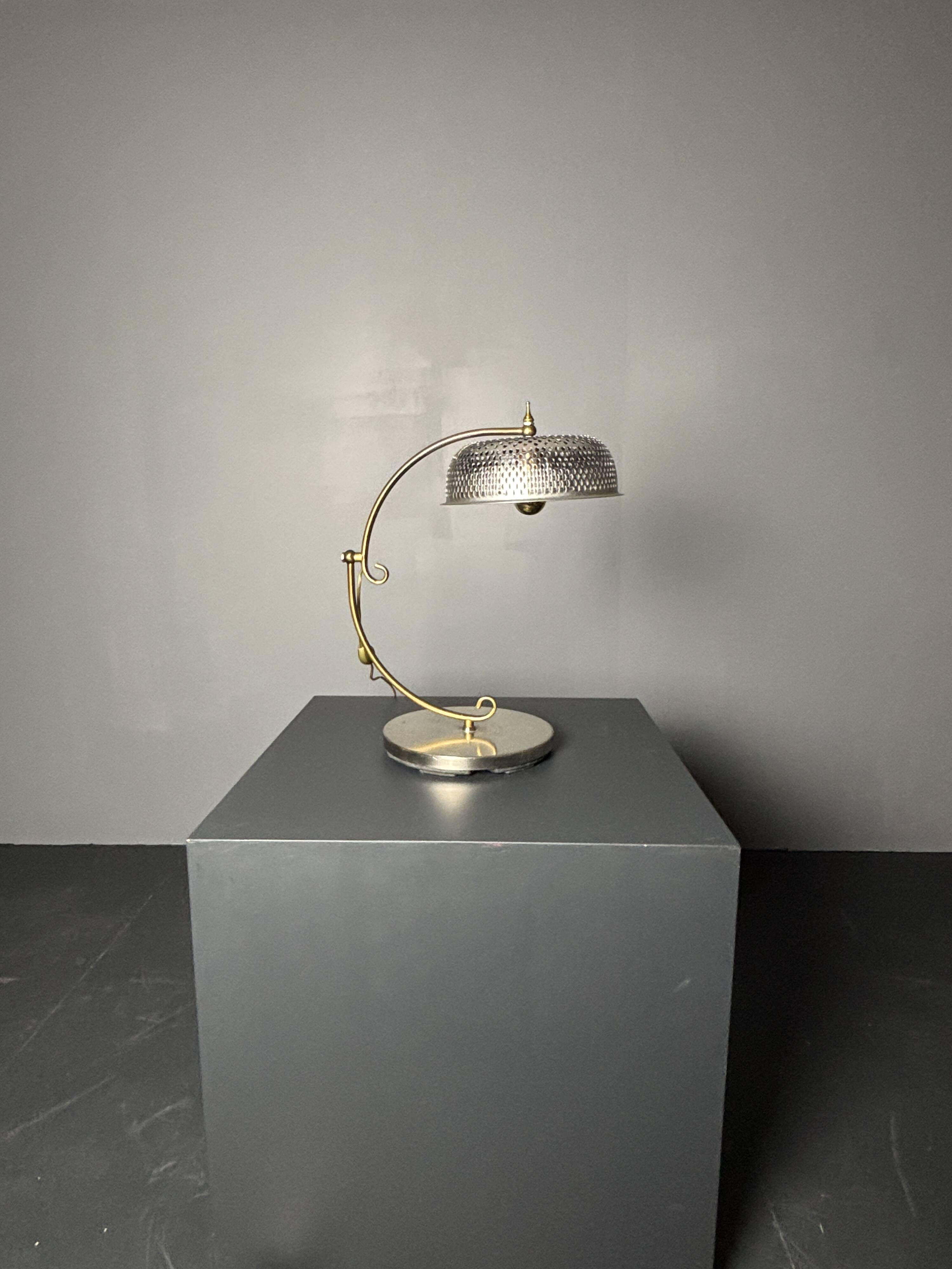 Lampe de table sculpturale ajustable des années 1960 avec abat-jour perforé.