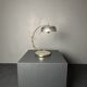Lampe de table sculpturale ajustable des années 1960 avec abat-jour perforé.
