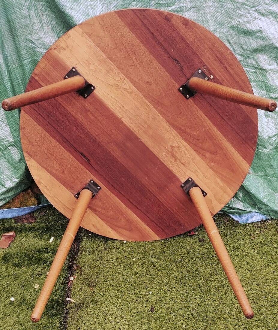 Round table resting on 4 unscrewable legs