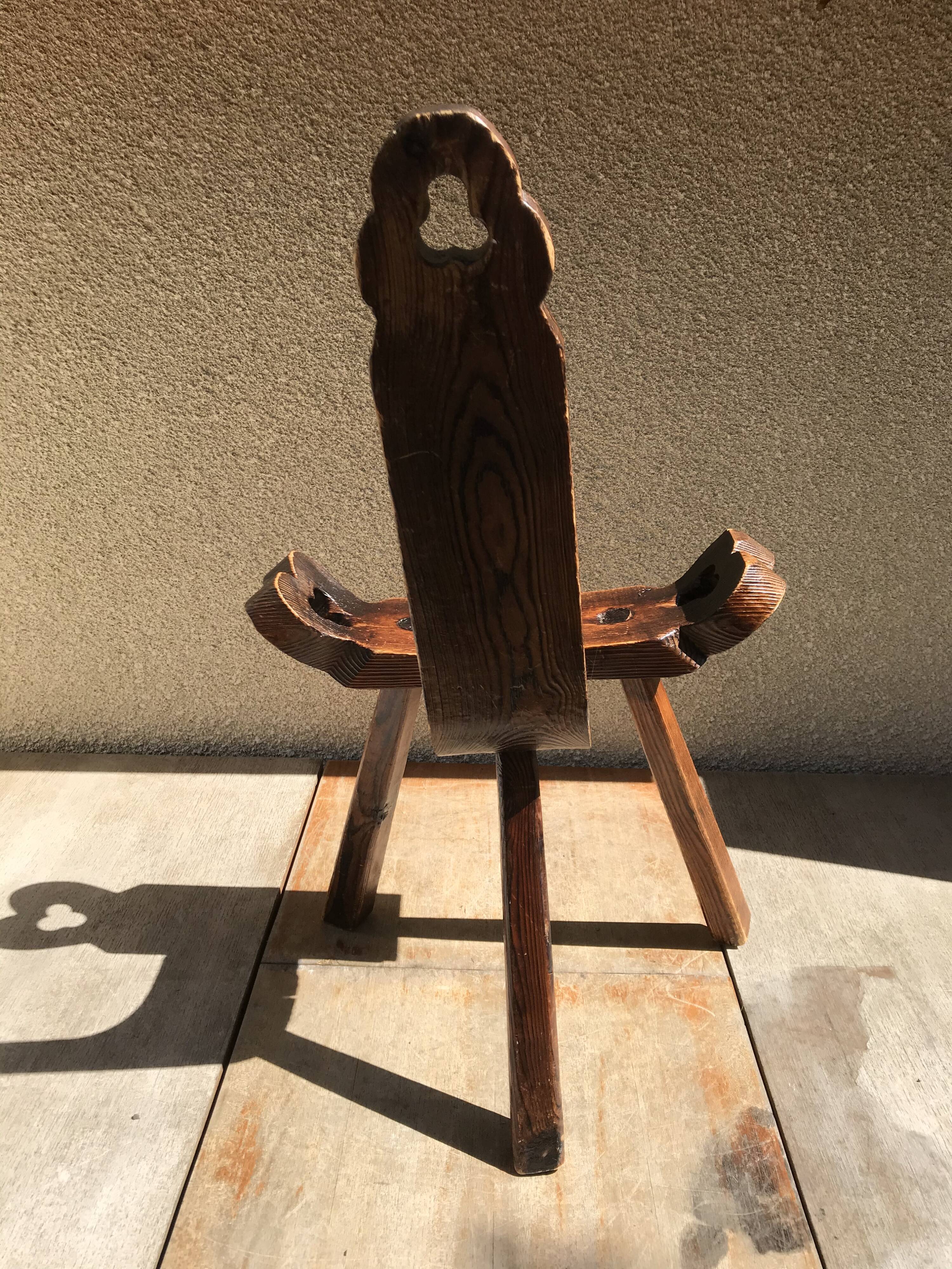 Chaise tripode bois sculpté vintage