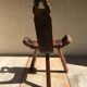 Chaise tripode bois sculpté vintage