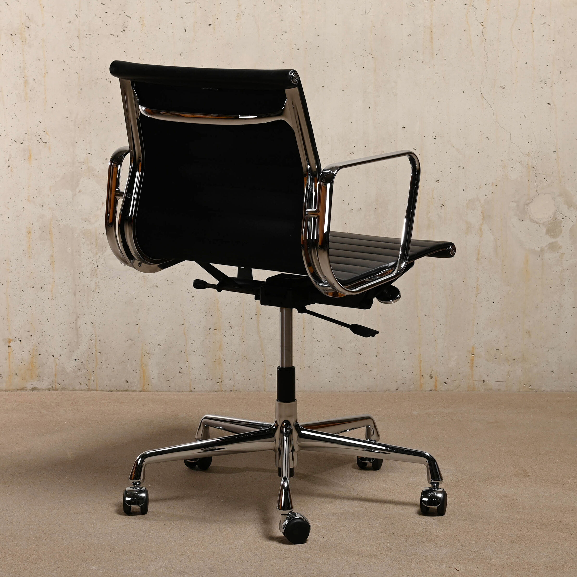 Charles & Ray Eames EA117 Office Chair in Black Leather and Chrome, Vitra