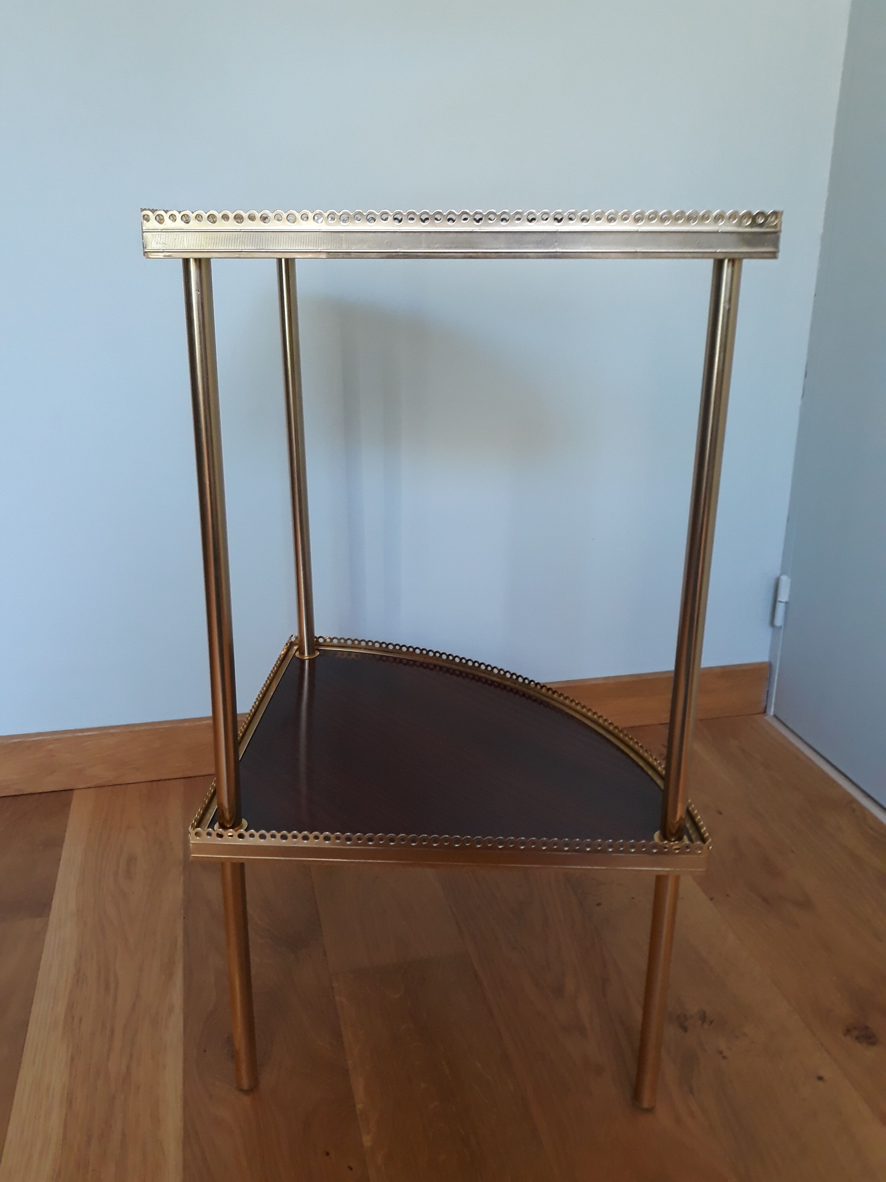 Shelf corner console notch in formica