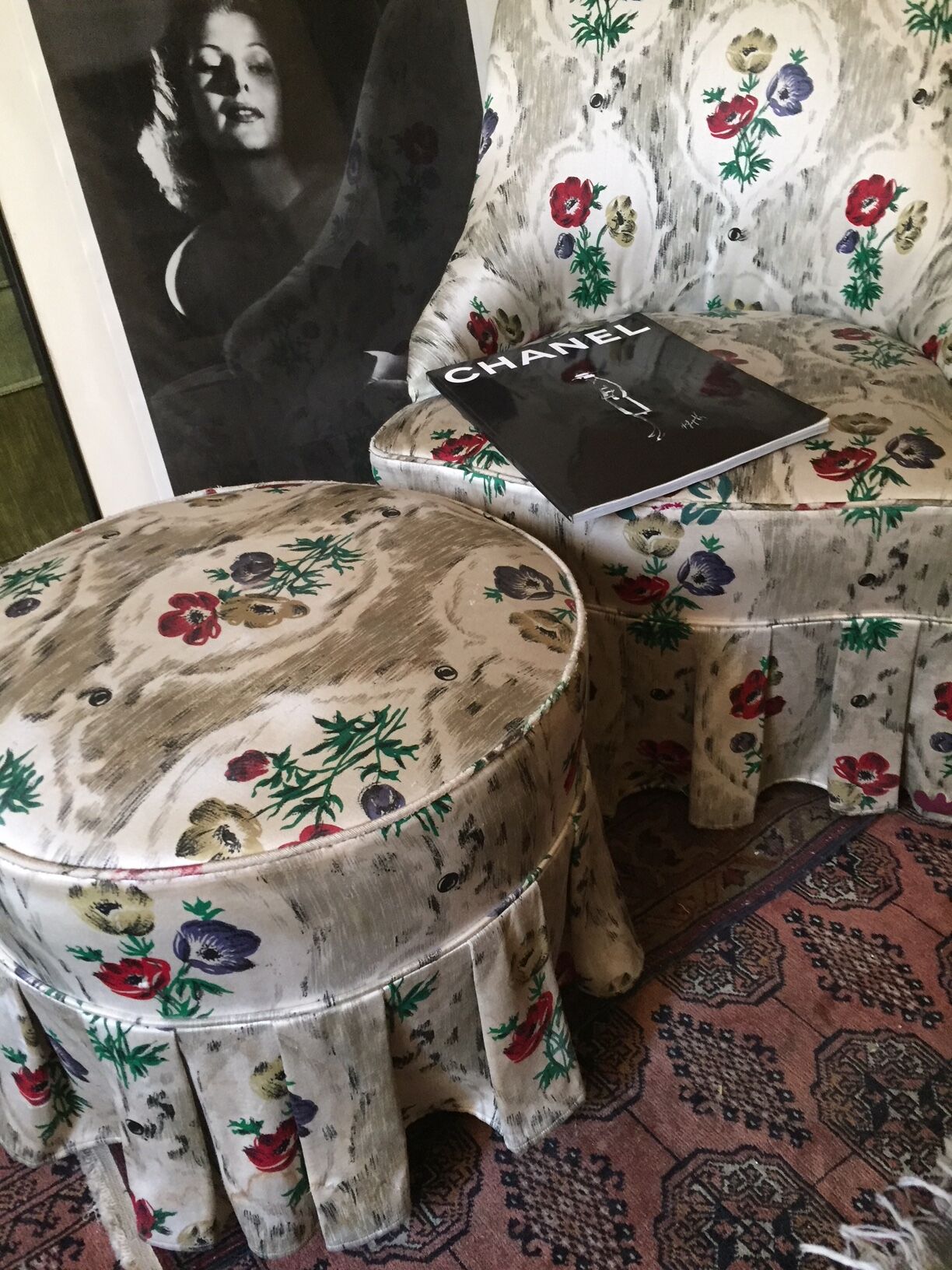 Toad in cloth armchair and its Ottoman