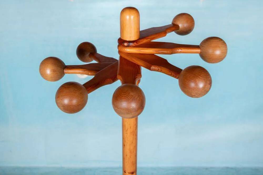 Minimalist organic coat rack in pine from the 1970s in space age style.