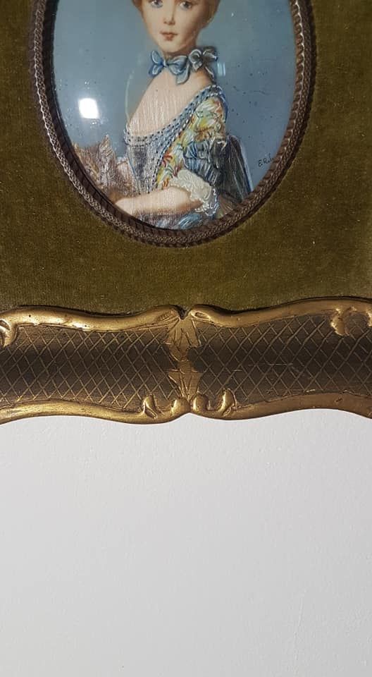 Rectangular frame in gilded wood, green velvet background with domed plastic glass