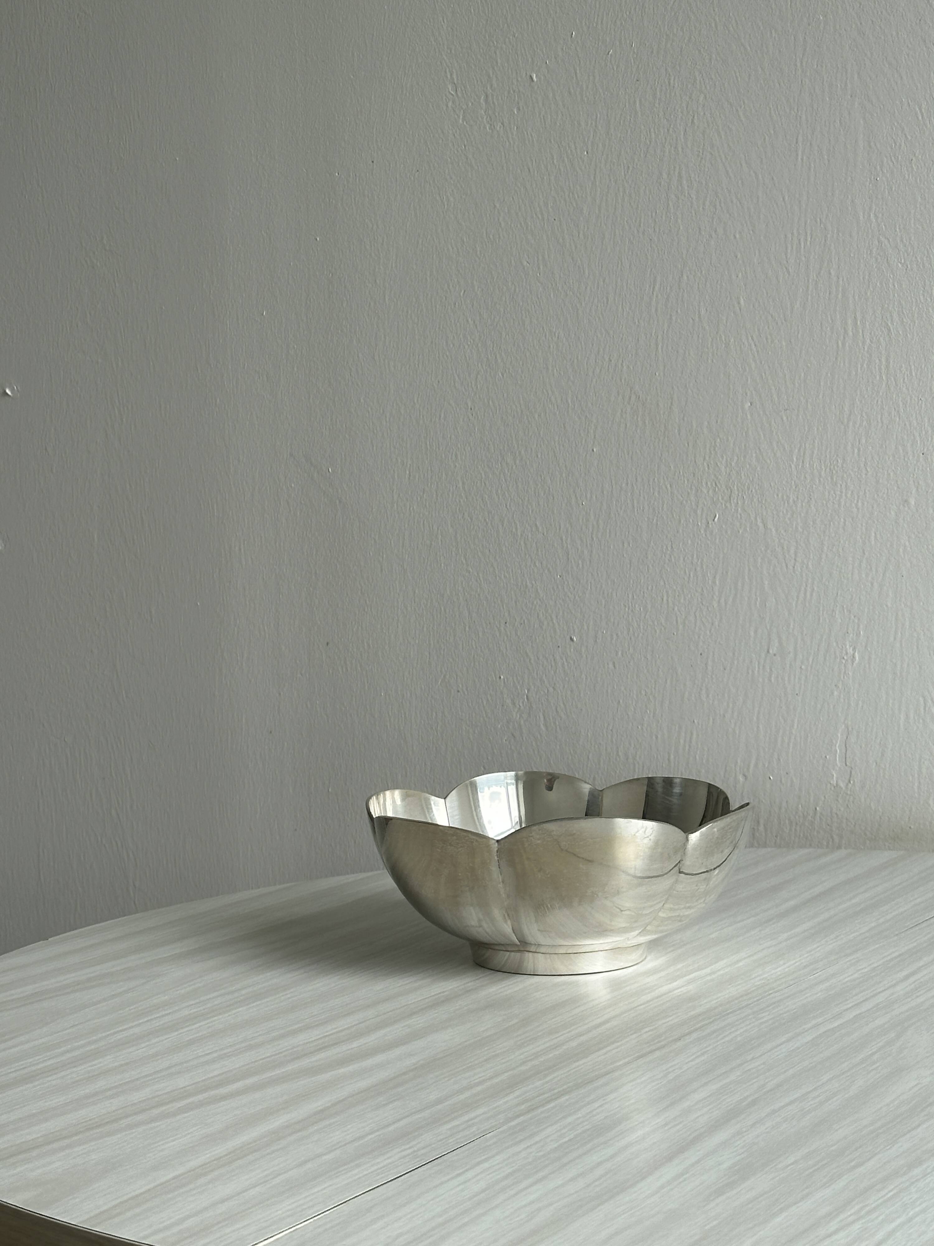 Plat, saladier ancien en métal forme fleur