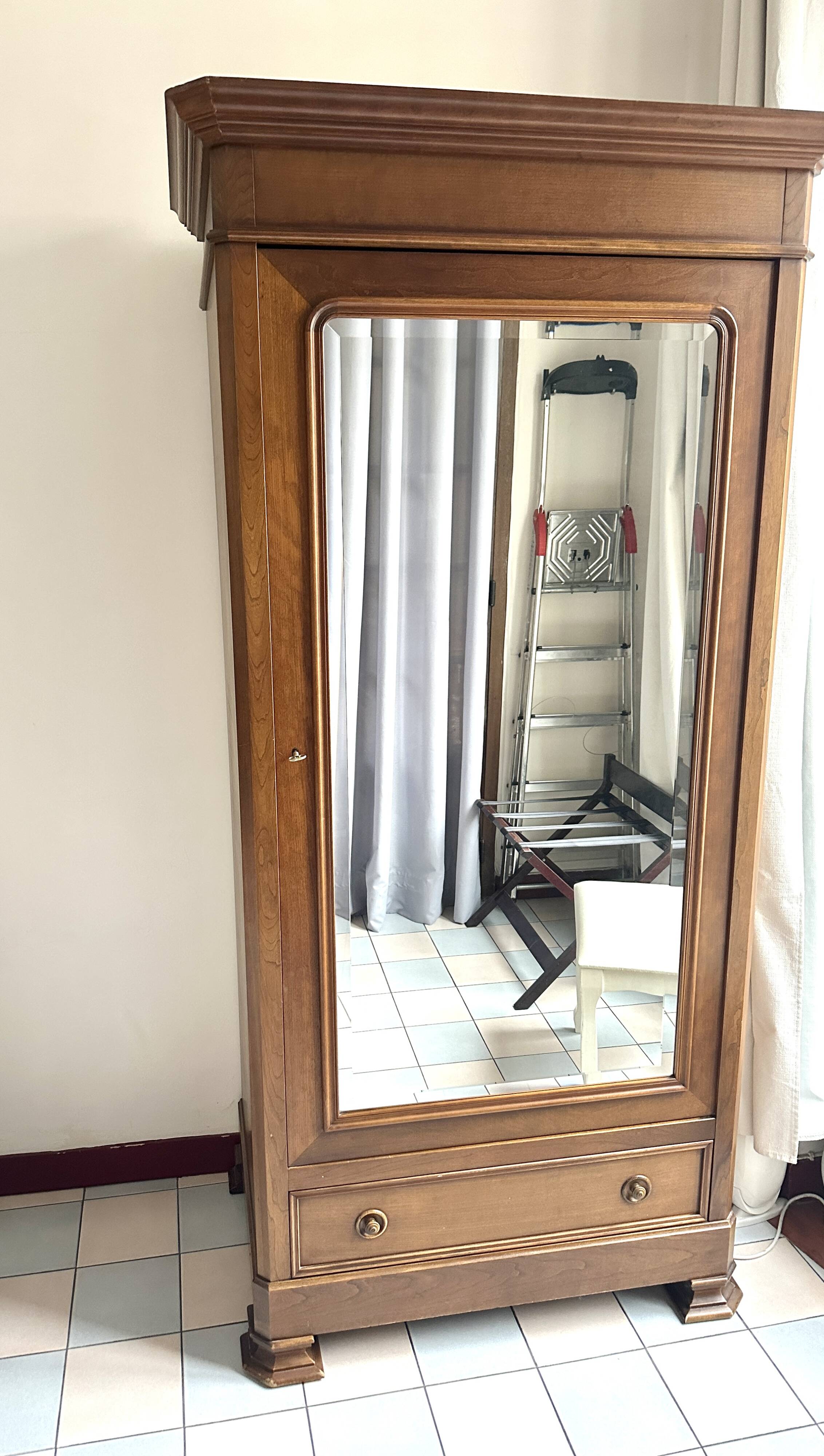 Armoire avec porte miroir en merisier Ebeniste
