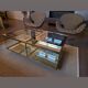 Table basse en cristal italien avec des détails en laiton et bar kart.