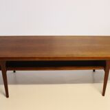Table basse avec étagère en teck de conception danoise des années 1960.