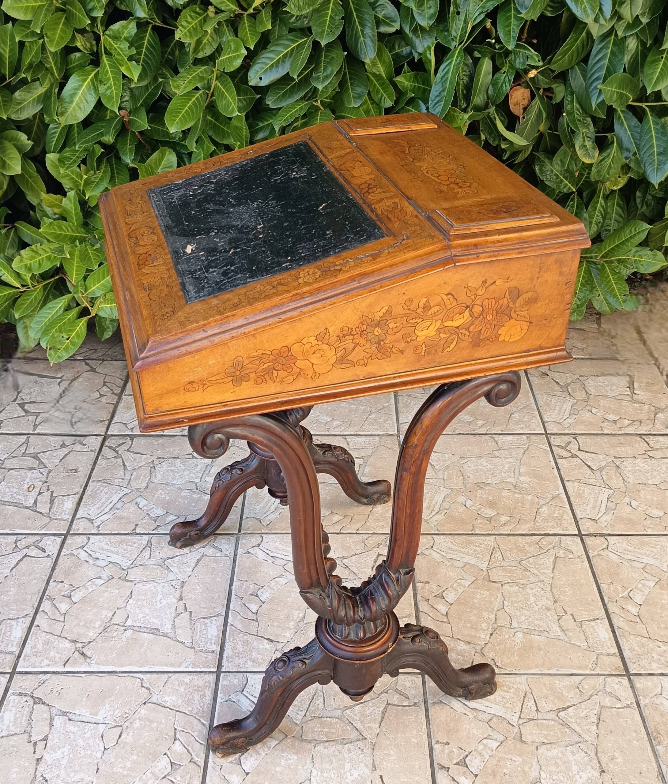 Davenport desk in marquetry walnut, Victorian period.