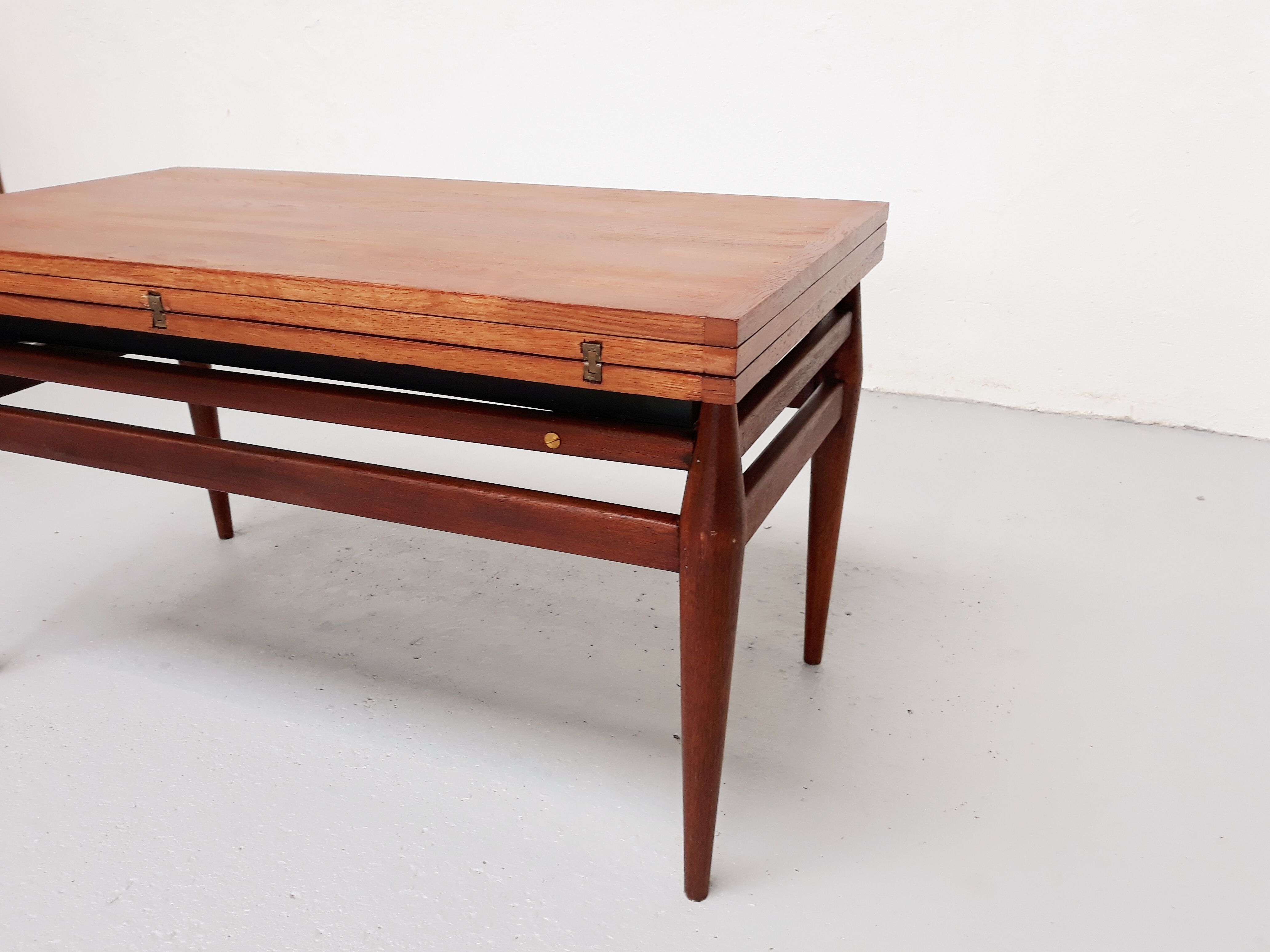 Flexible scandinavian vintage coffee table