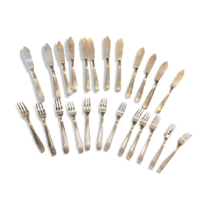 Service de 24 pièces couverts