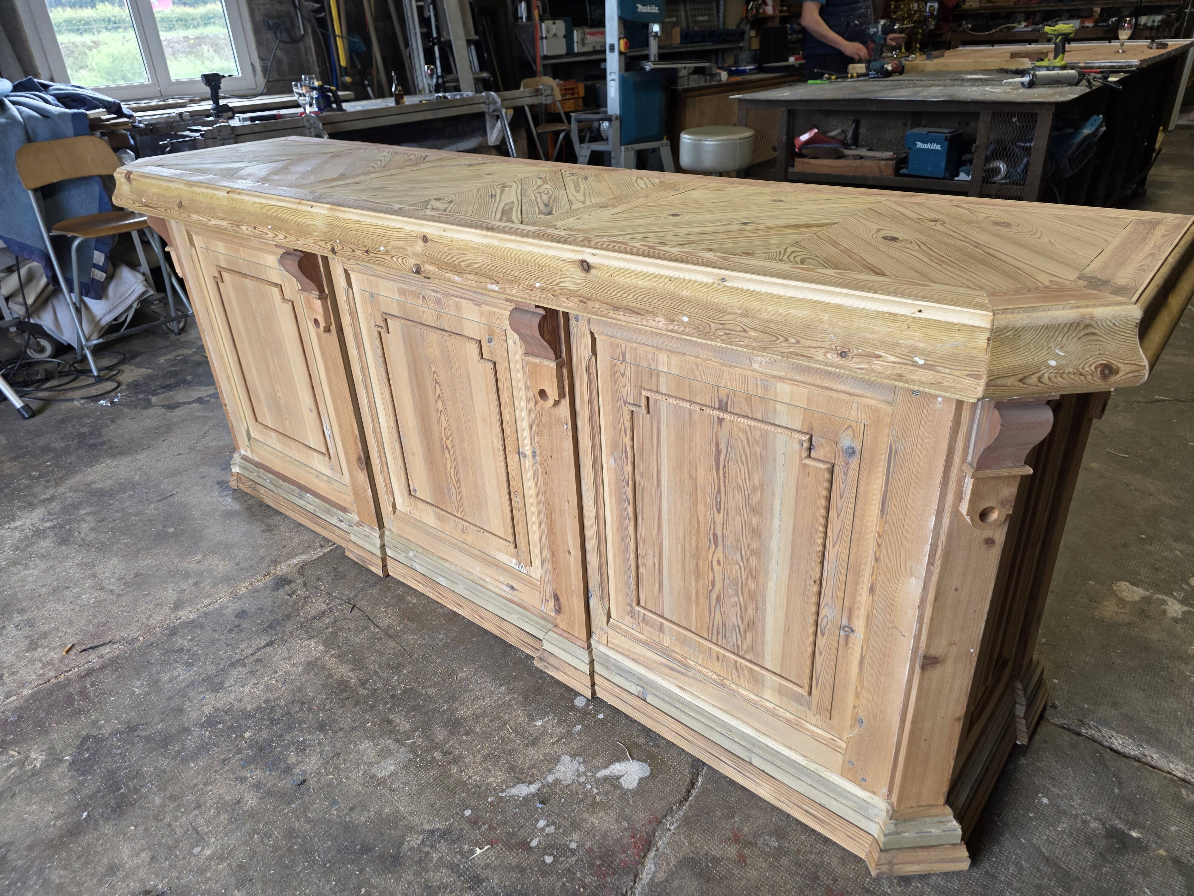 Bistro counter with a Hungarian point design.