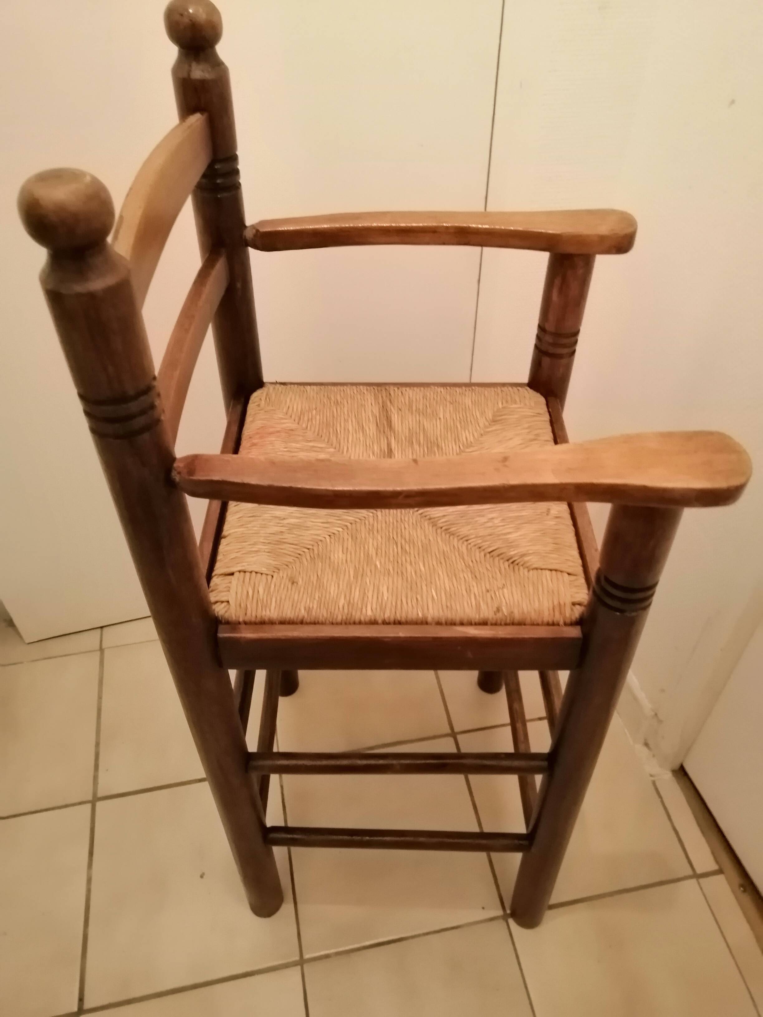Chaise haute enfant vintage en bois et paille