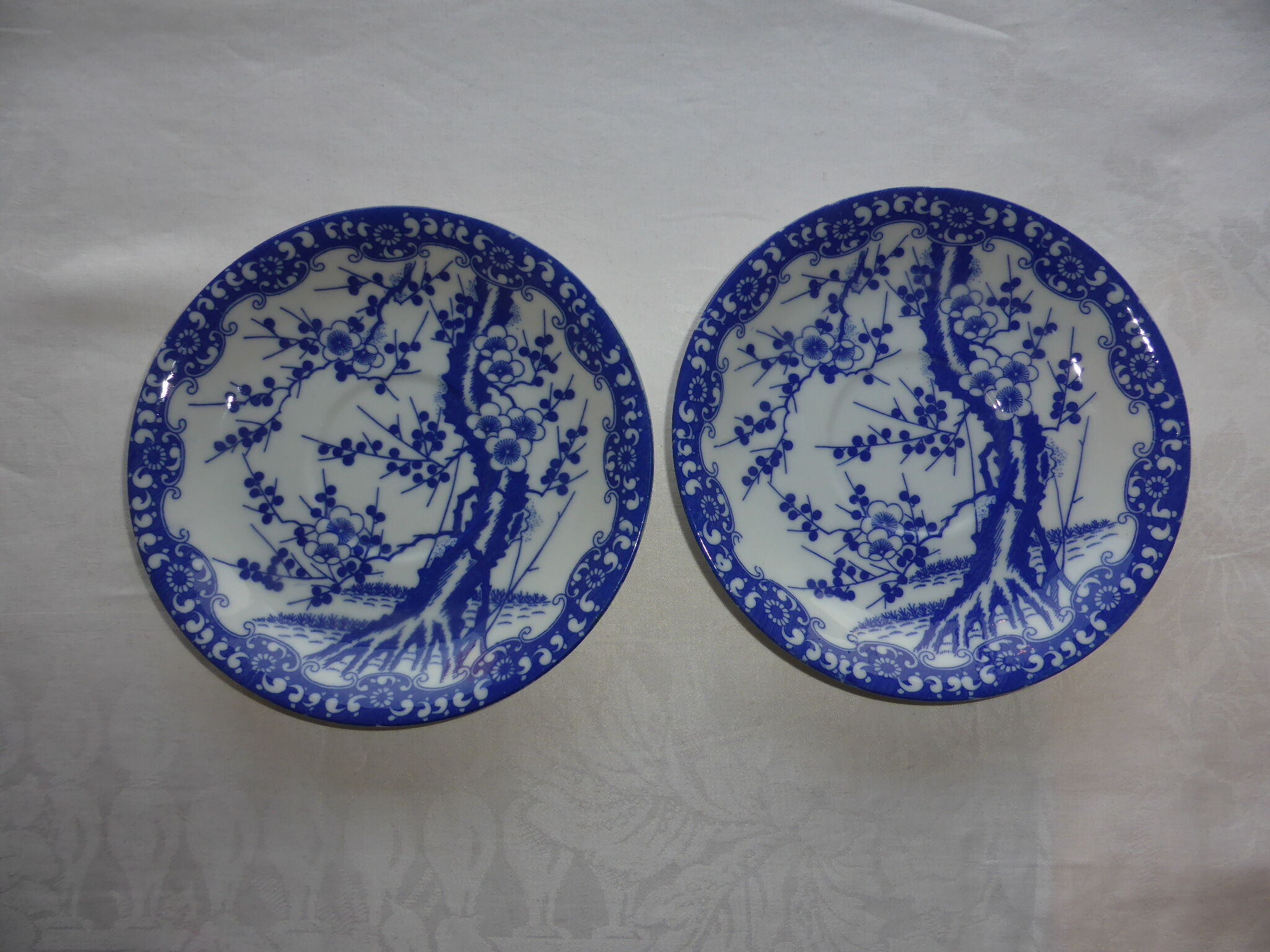 Paire de déjeuners anciens en porcelaine blanche à décor japonisant bleu