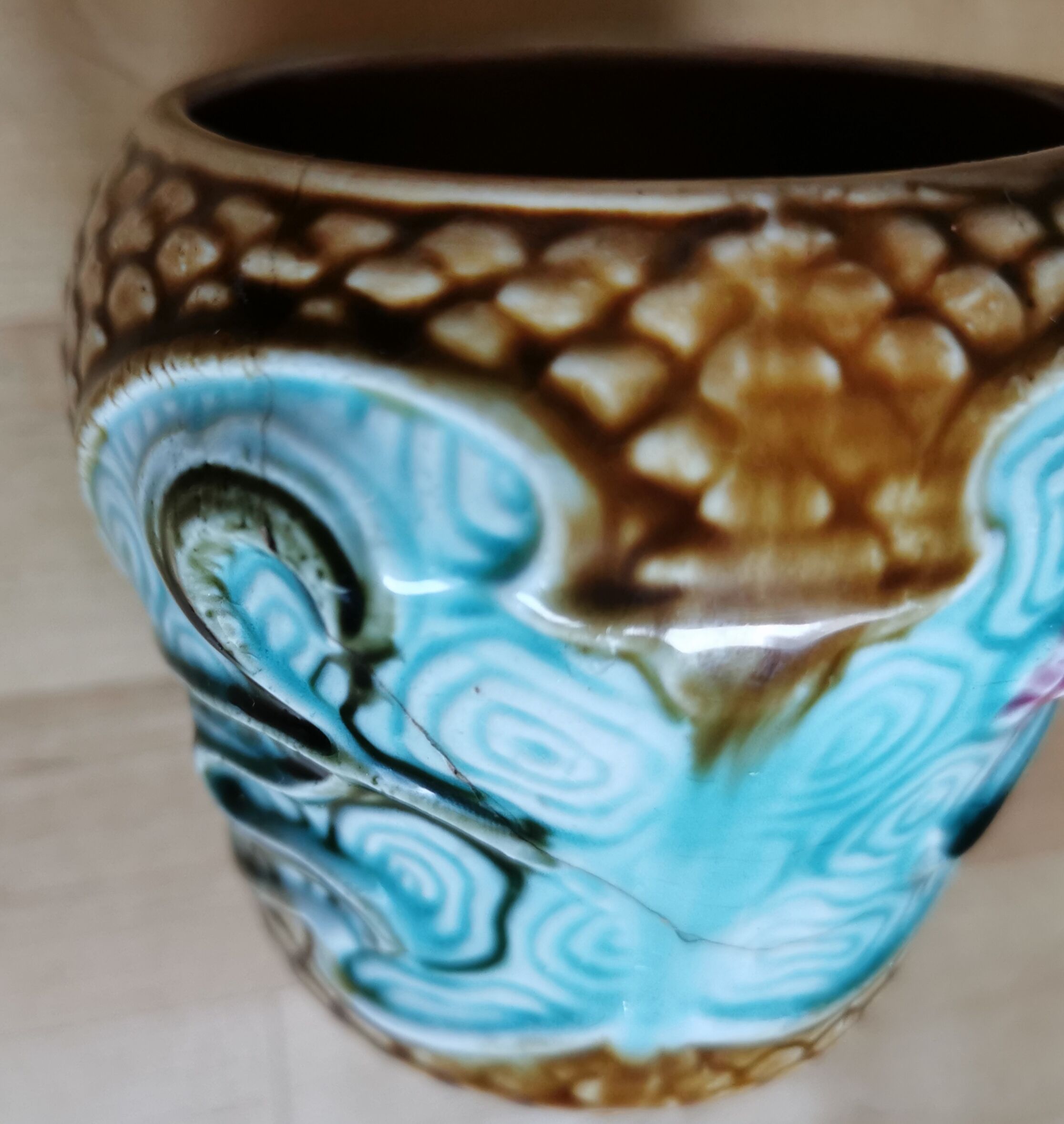 Vases plants in ancient dabbling