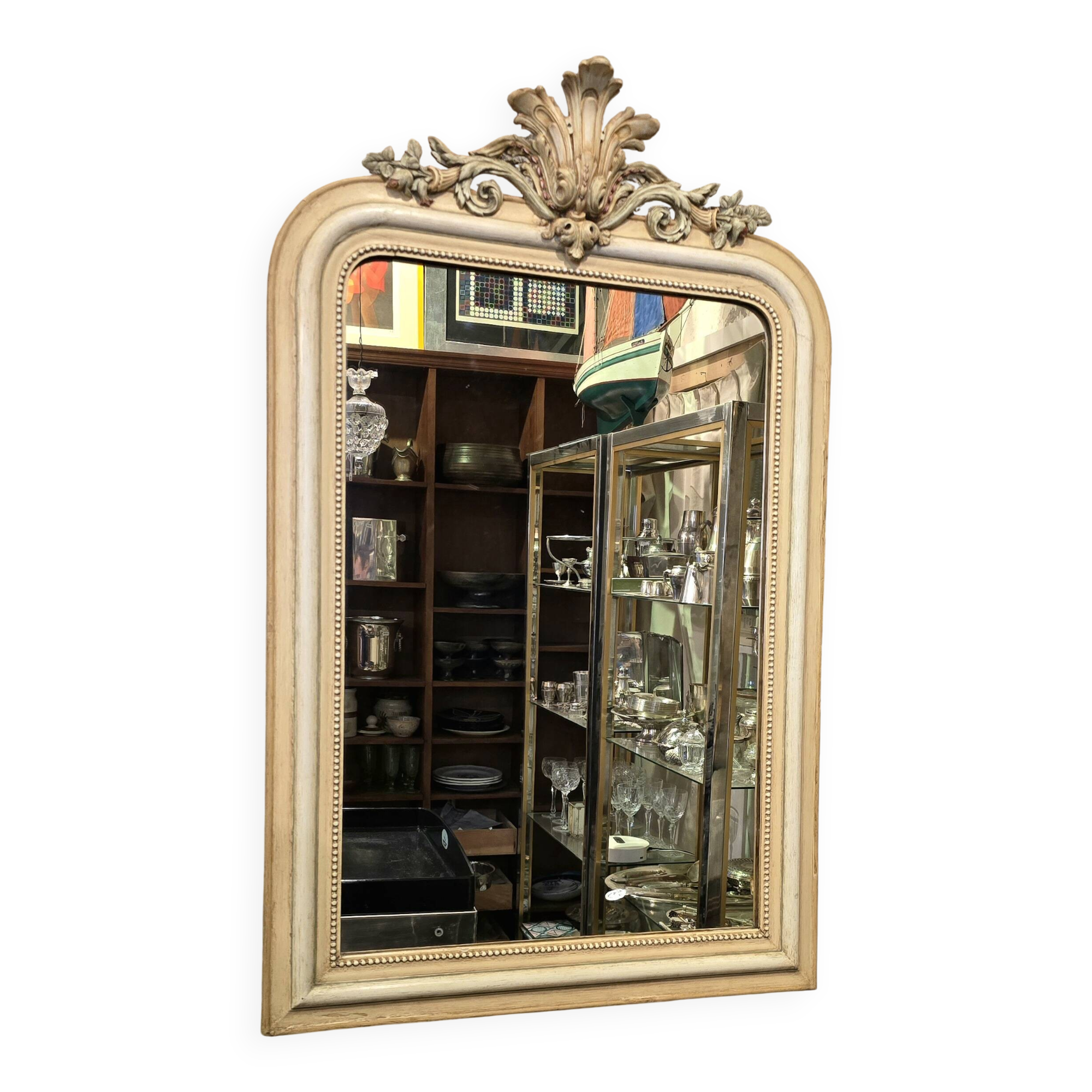 Miroir à fronton sculpté, stuc et bois peint de style Napoléon III - début