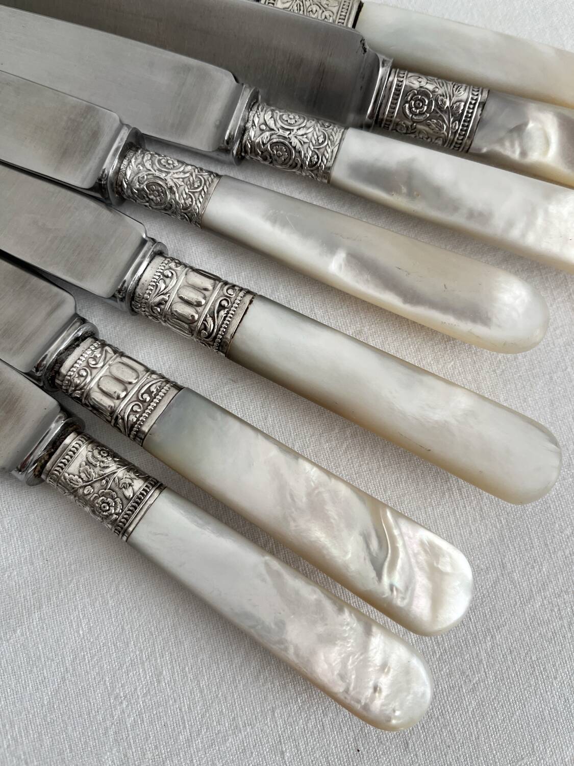 Antique table knives in mother-of-pearl and silver-plated metal
