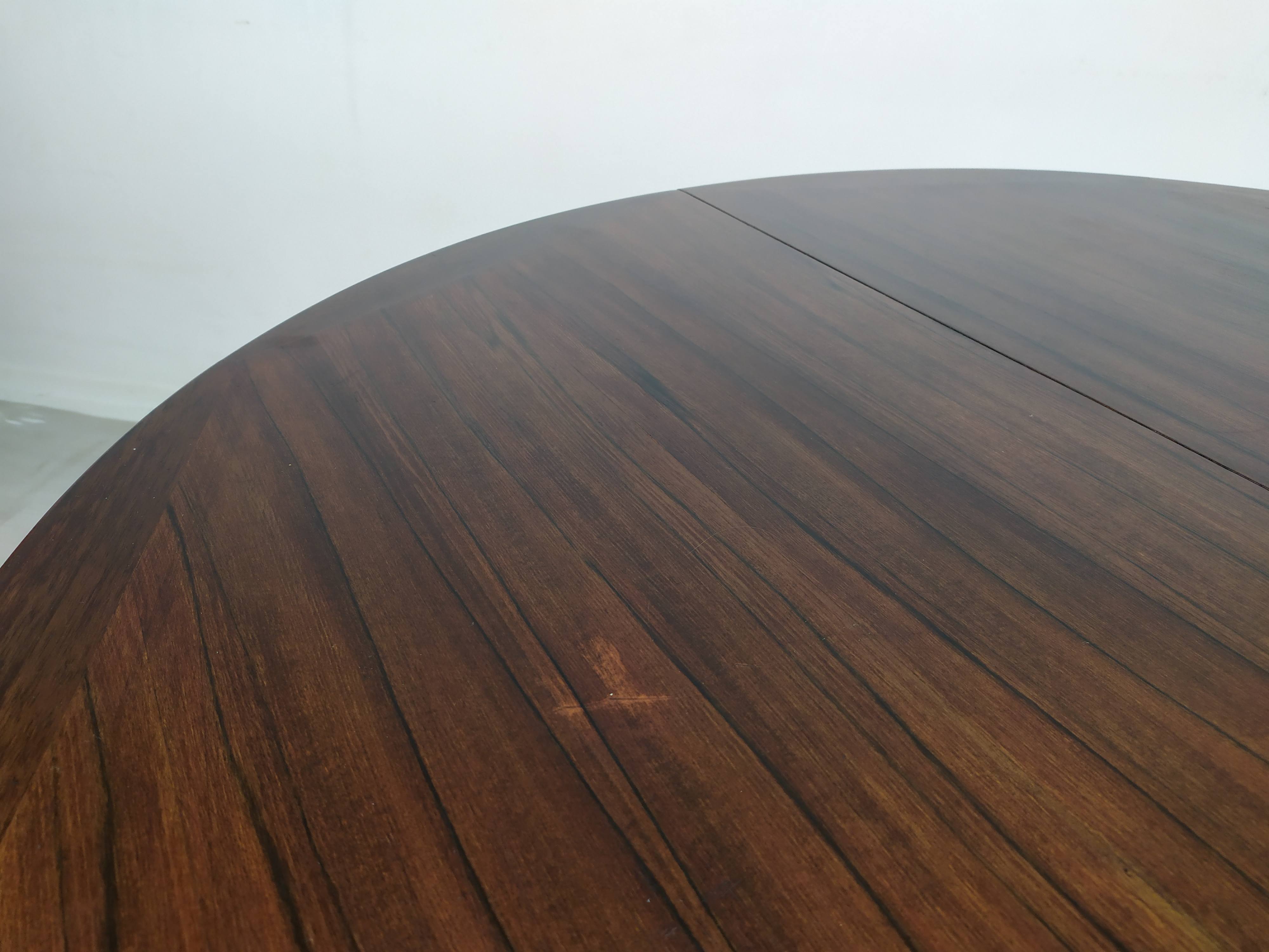 Scandinavian extendable table
