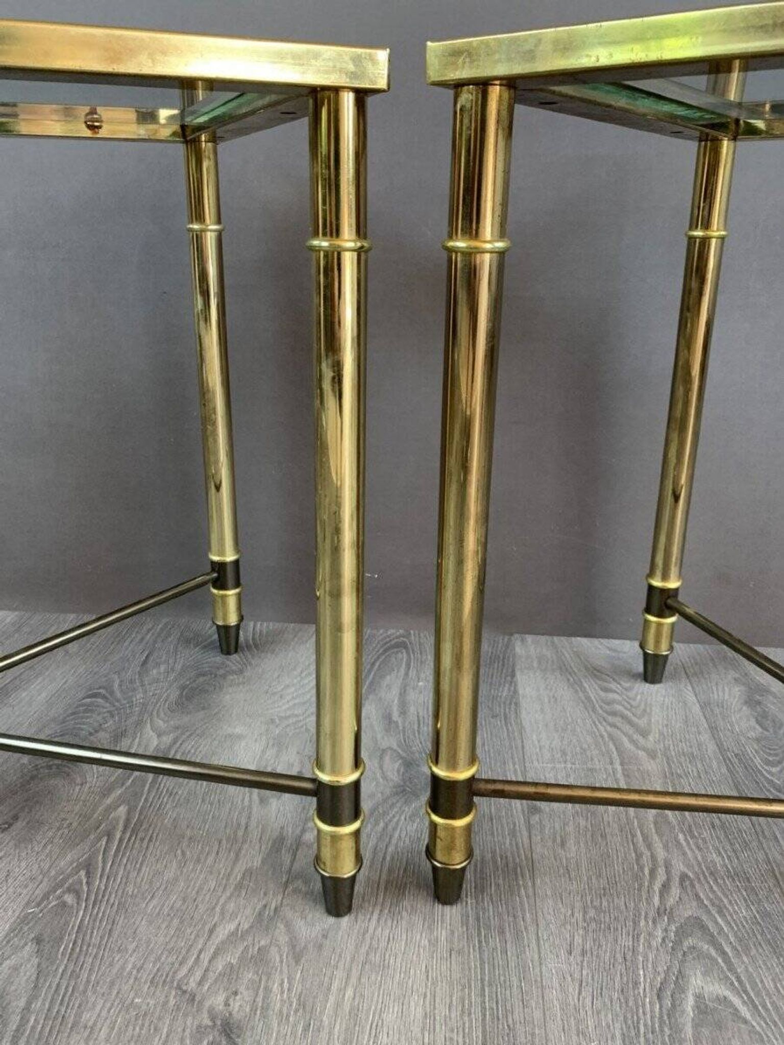 Paire de tables d’appoint en métal et verre, XXème siècle