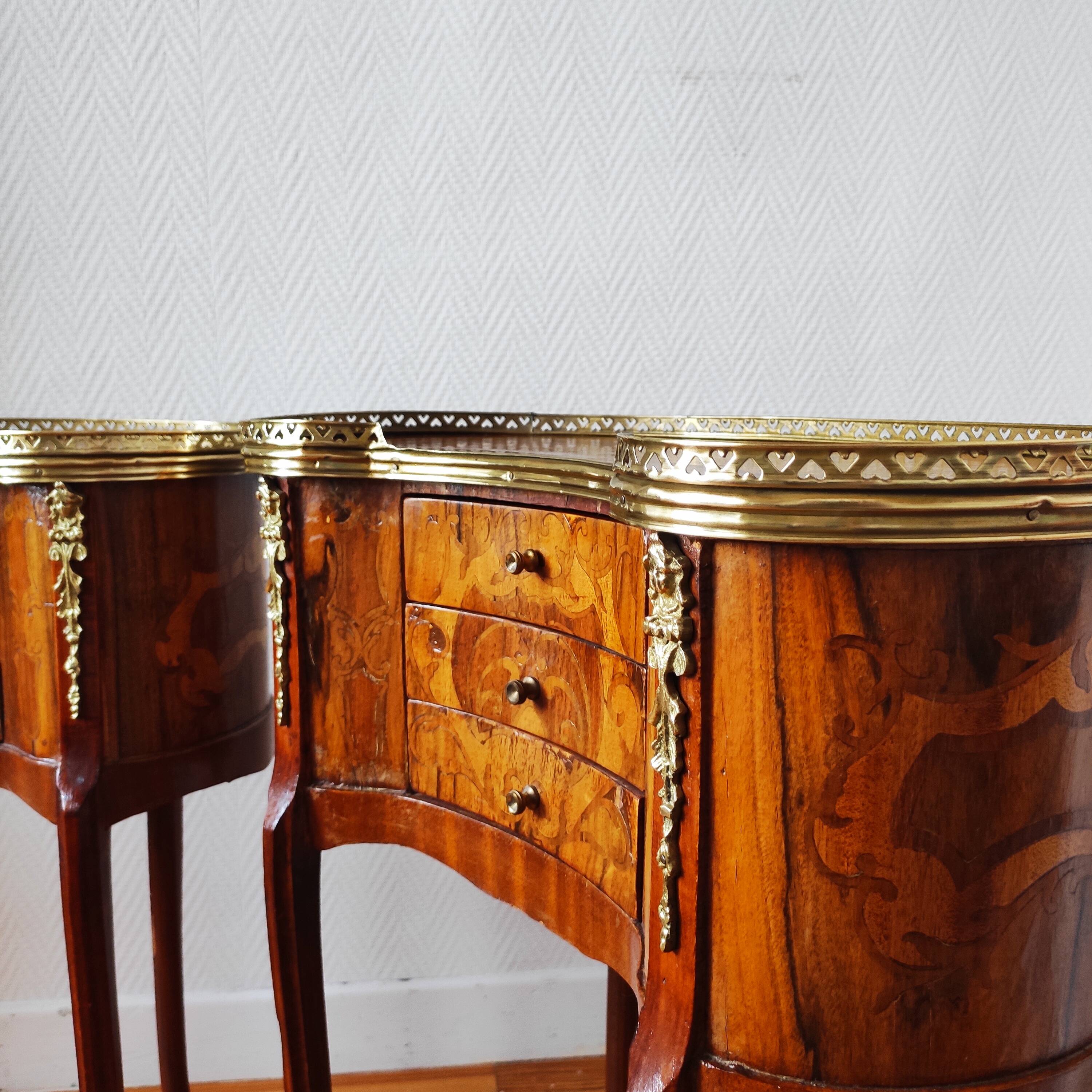 Paire de tables de chevet style Louis XV en bois marqueté
